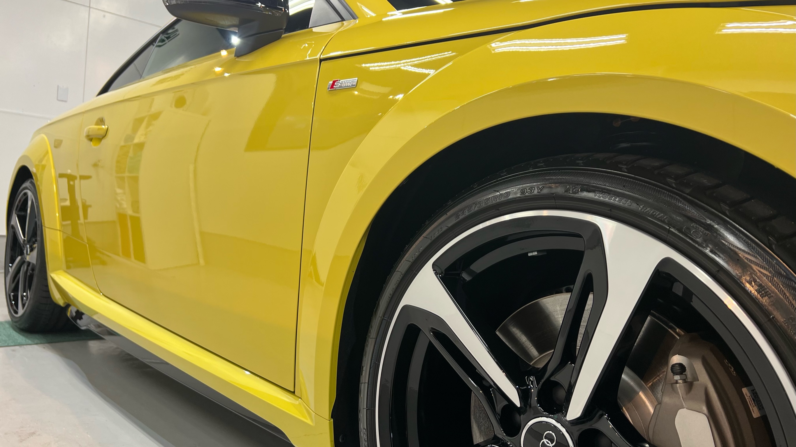 黄色の車にボディコーティングを施工するメリット
