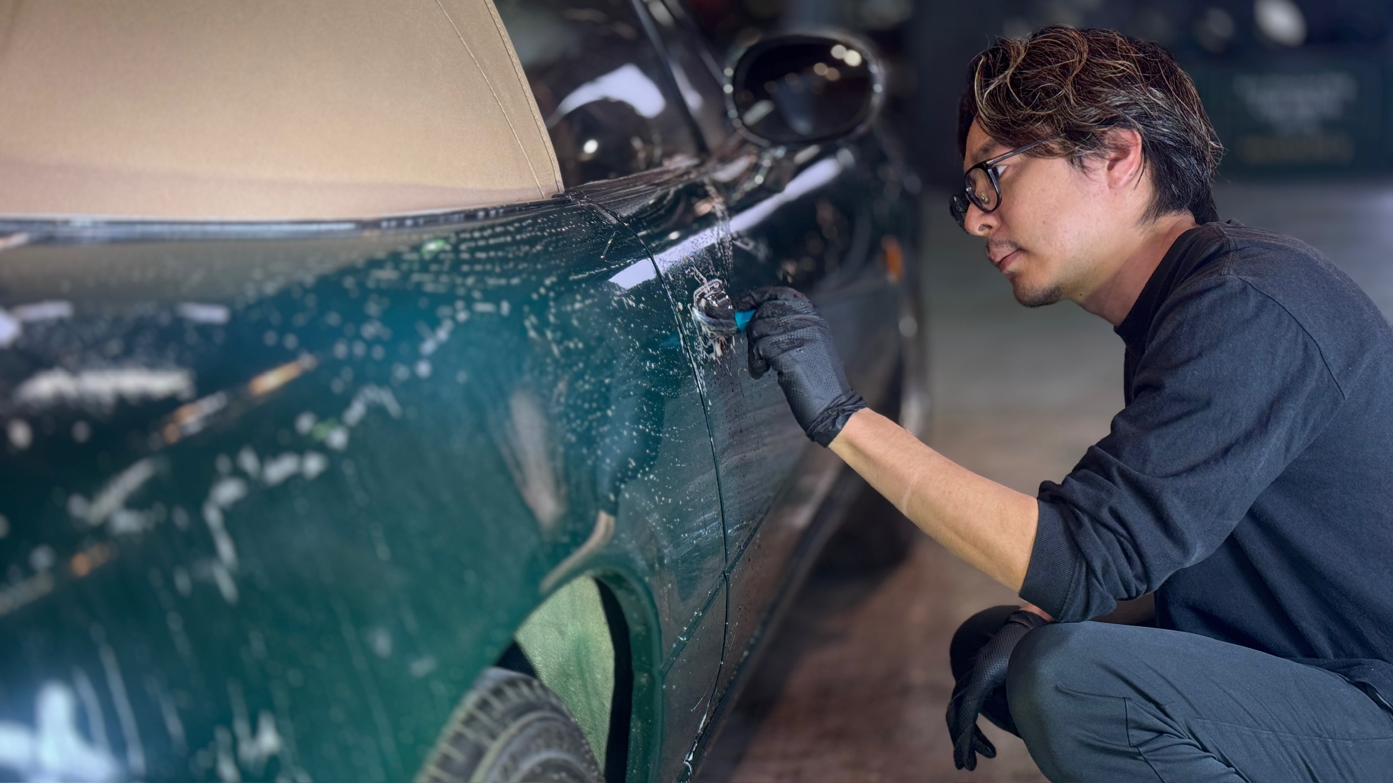緑色の車をきれいに保つ洗車とお手入れ