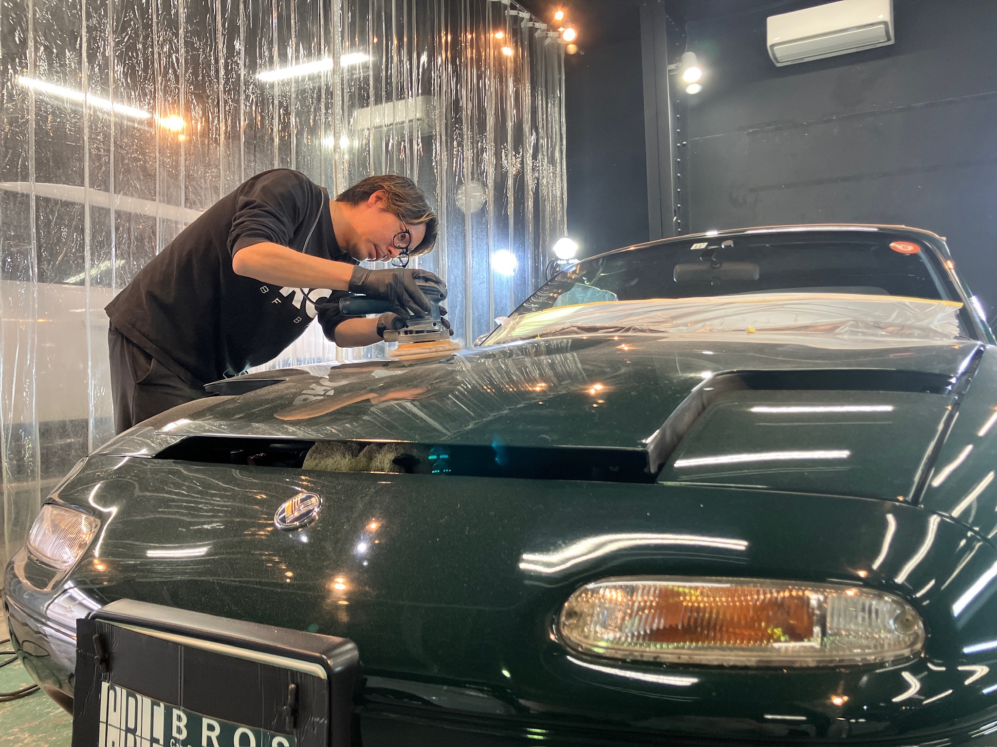 緑色の車のコーティング前の塗装確認
