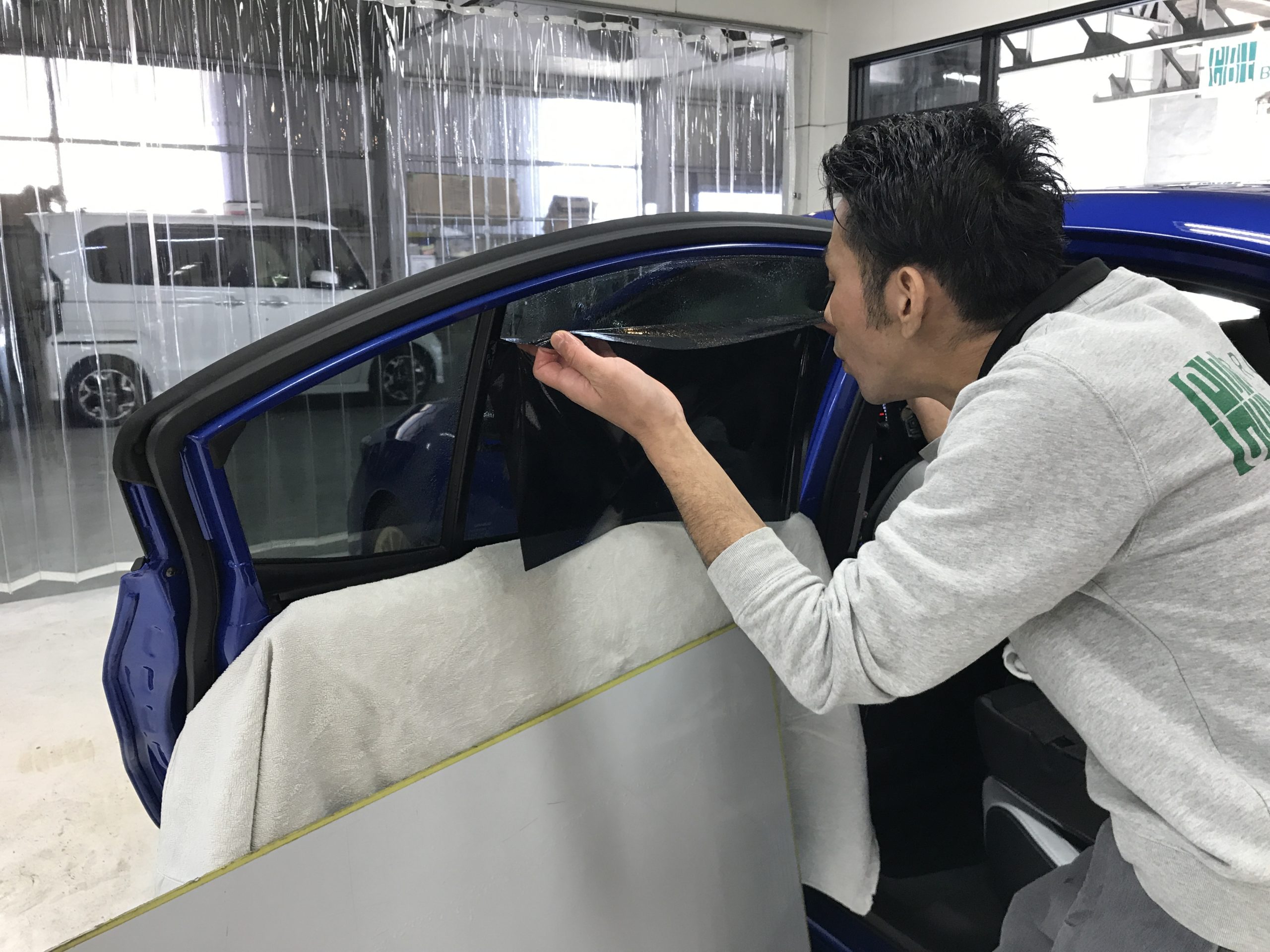 スバルWRX-STIへカーフィルムを施工する様子２