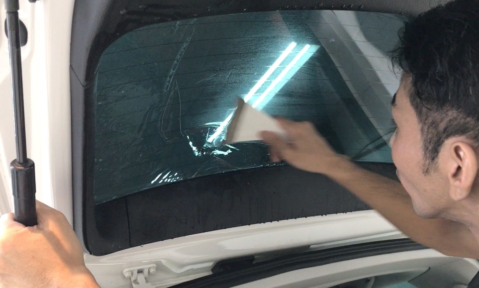 VW・シャランへのカーフィルム施工の流れ：ヘラを使用して丁寧に貼っていく