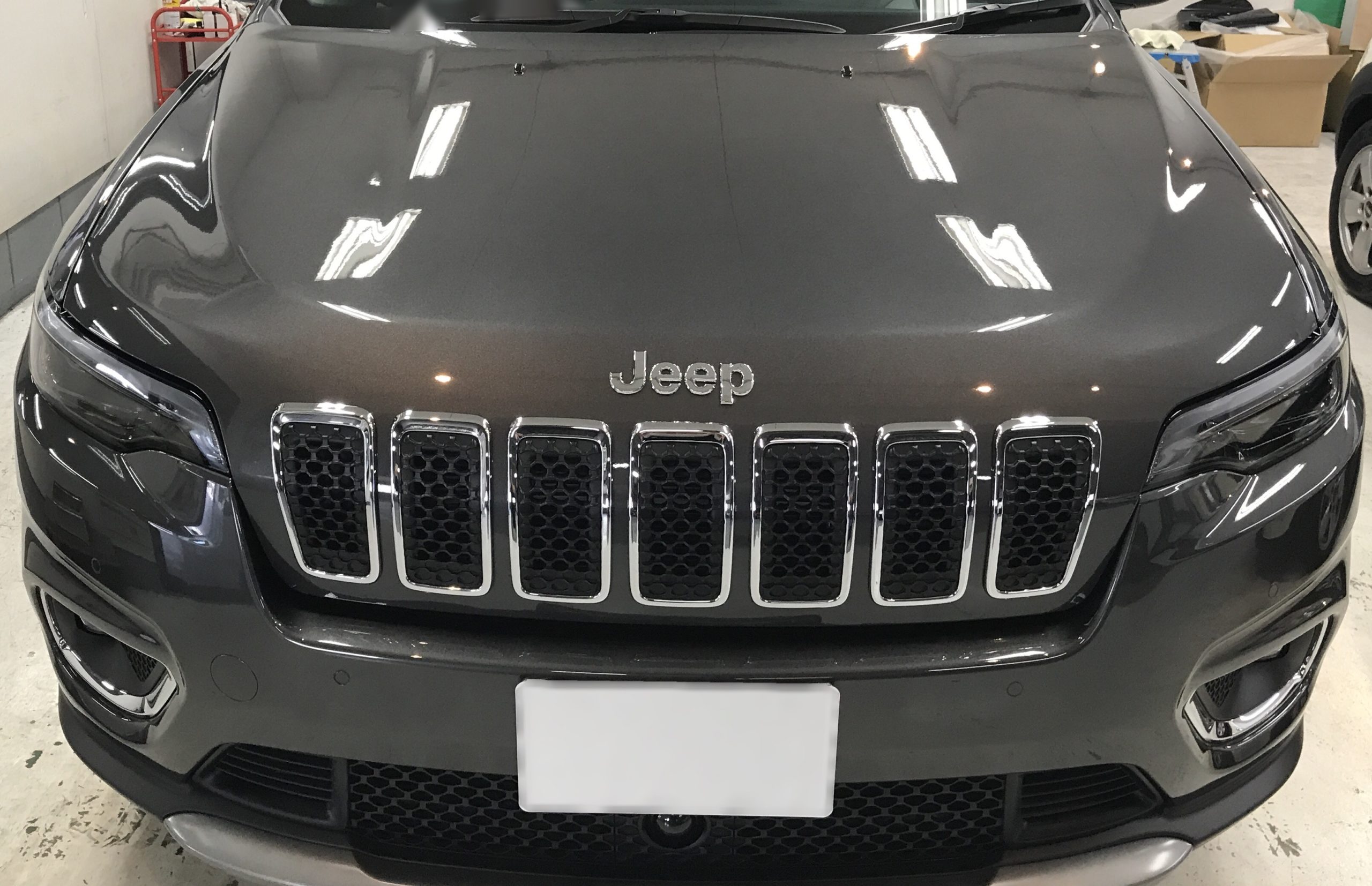 Jeep・グランドチェロキーにリアルガラスコート class Mを施工！　大阪府大阪市のお客様