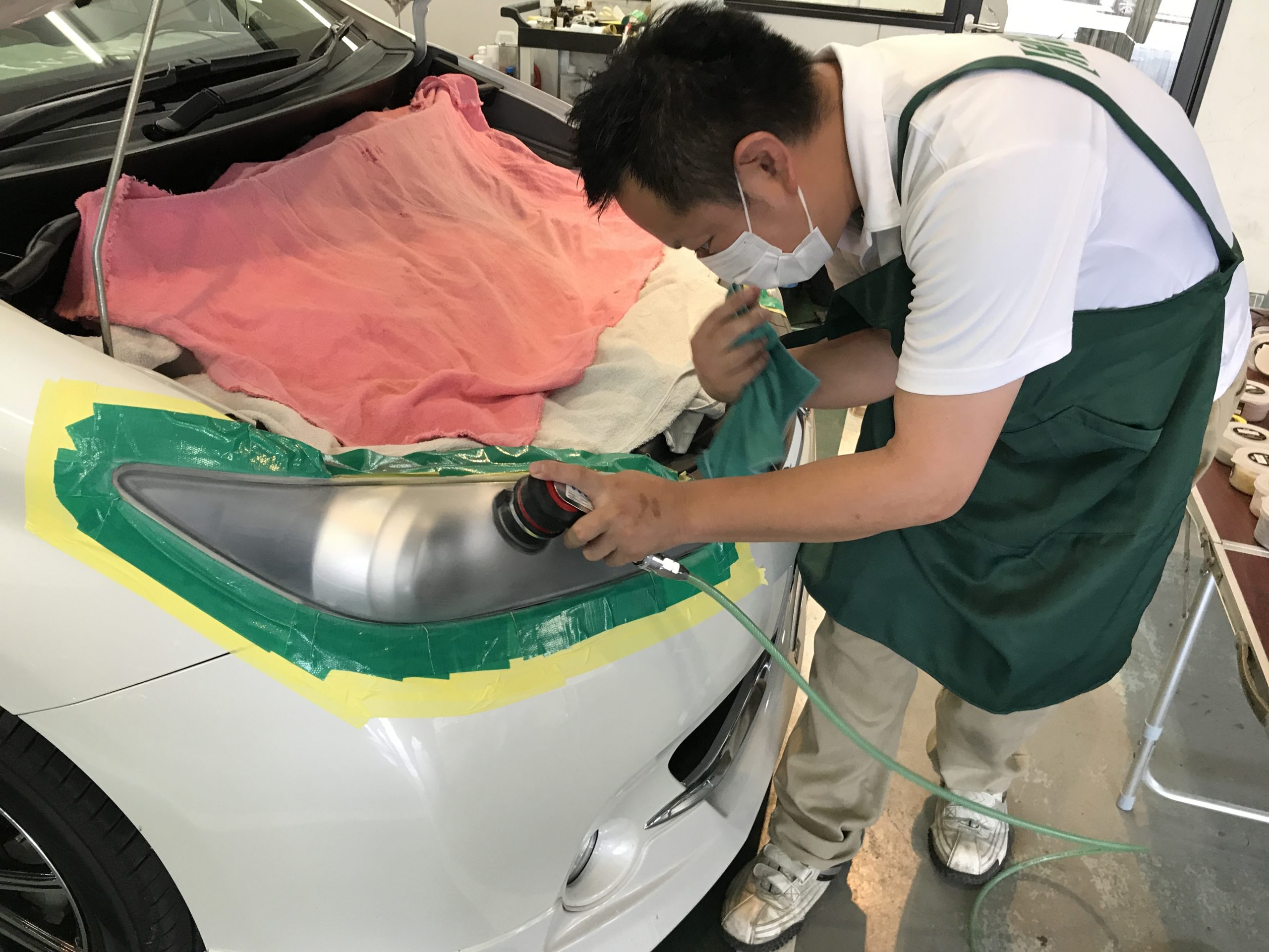 ヘッドライト磨き作業２