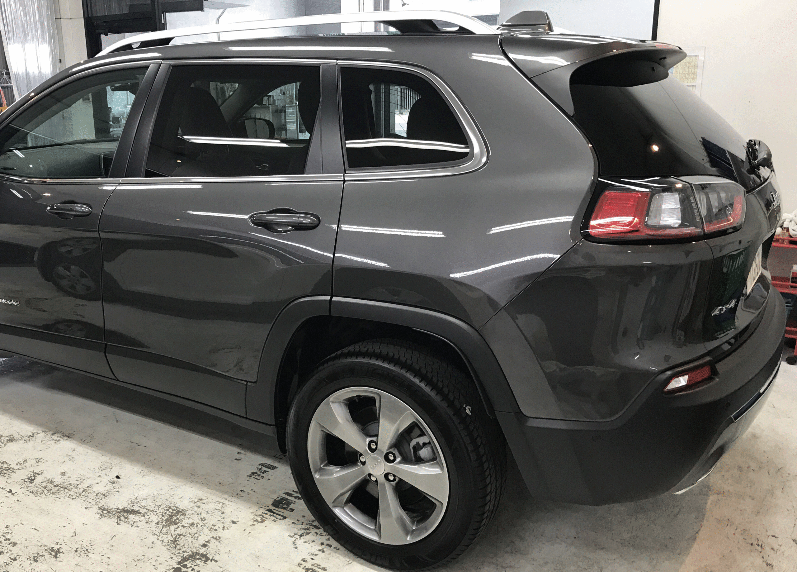 Jeep・グランドチェロキーのリアルガラスコート class M施工完成写真５