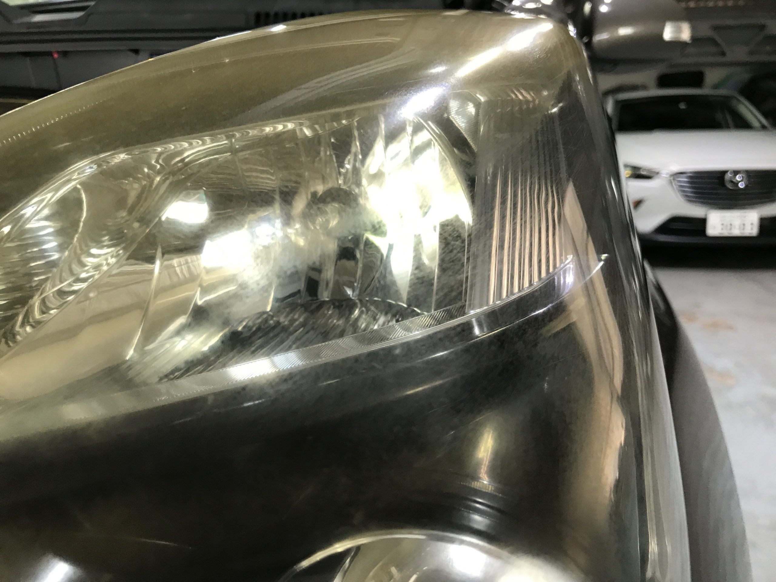 トヨタ・アイシス：ヘッドライト黄ばみ取り施工前：ヘッドライト上部の黄ばみ