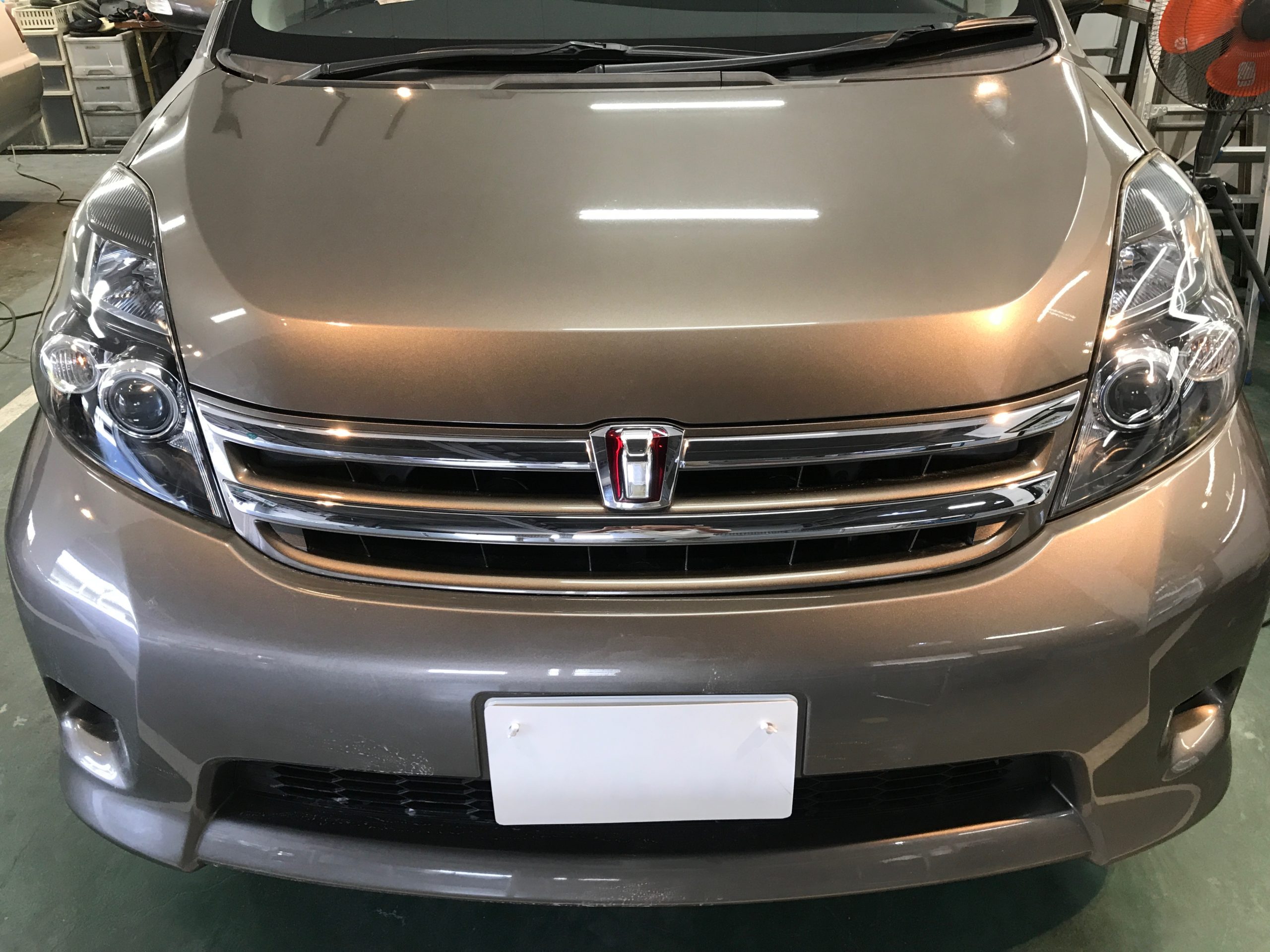 トヨタ・アイシス：ヘッドライト黄ばみ取り施工後：全体画像
