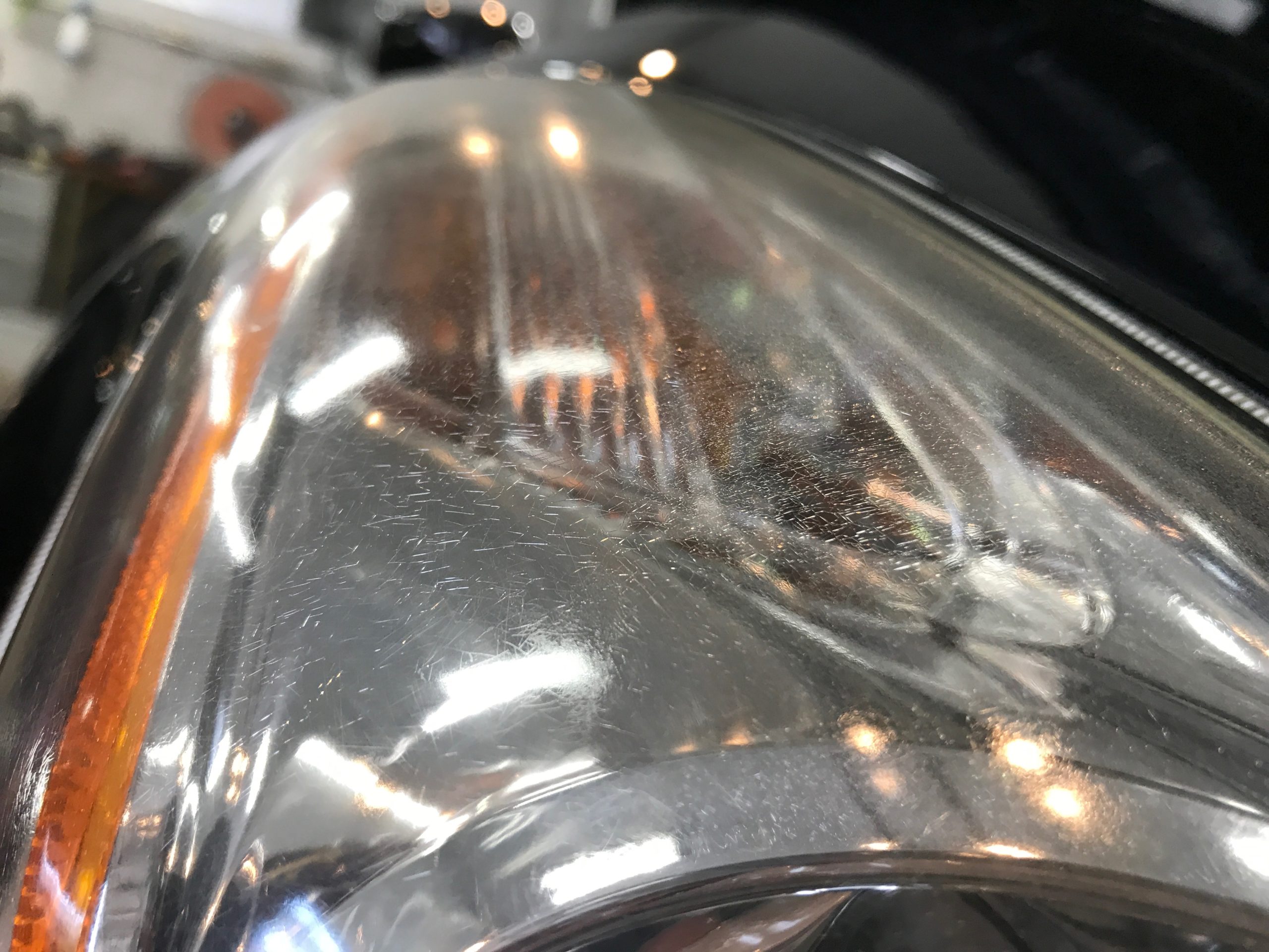 日産スカイラインのヘッドライト黄ばみ取り：施工前２
