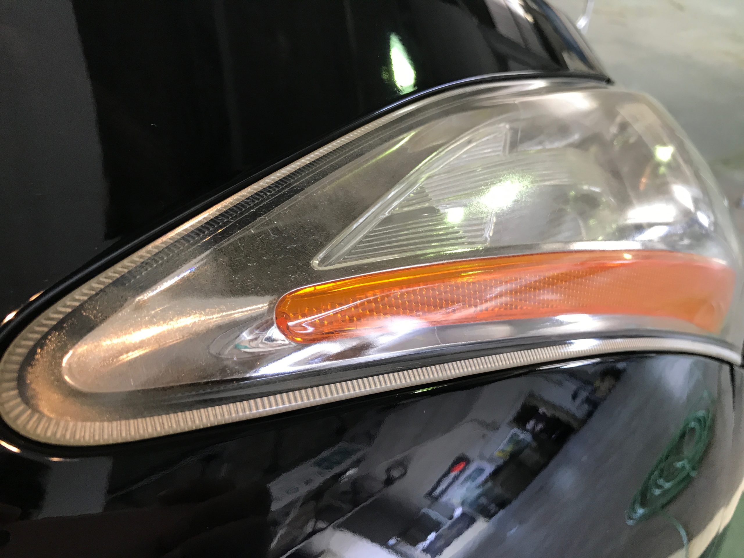 日産スカイラインのヘッドライト黄ばみ取り：施工前４