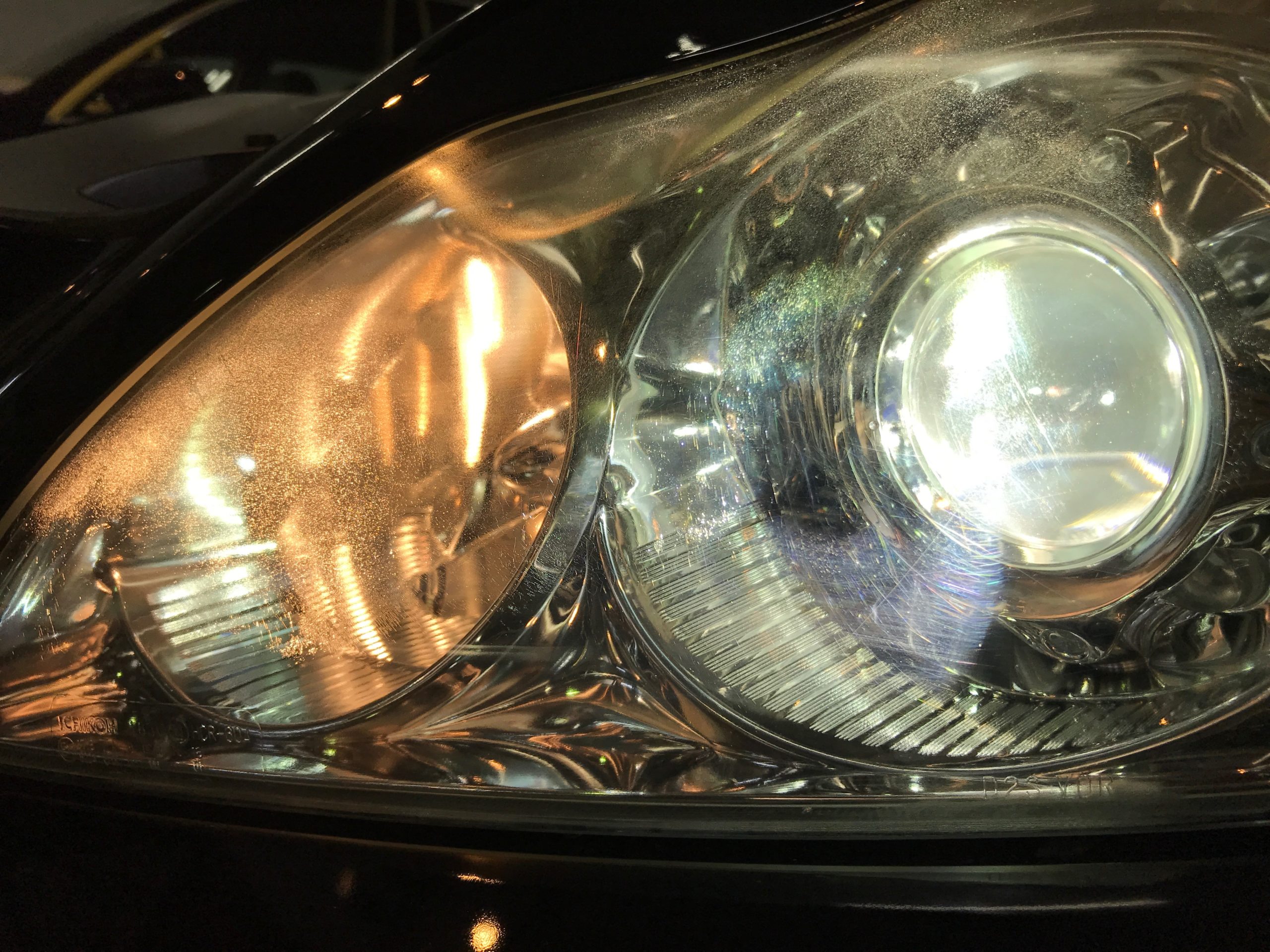 日産スカイラインのヘッドライト黄ばみ取り：施工前５