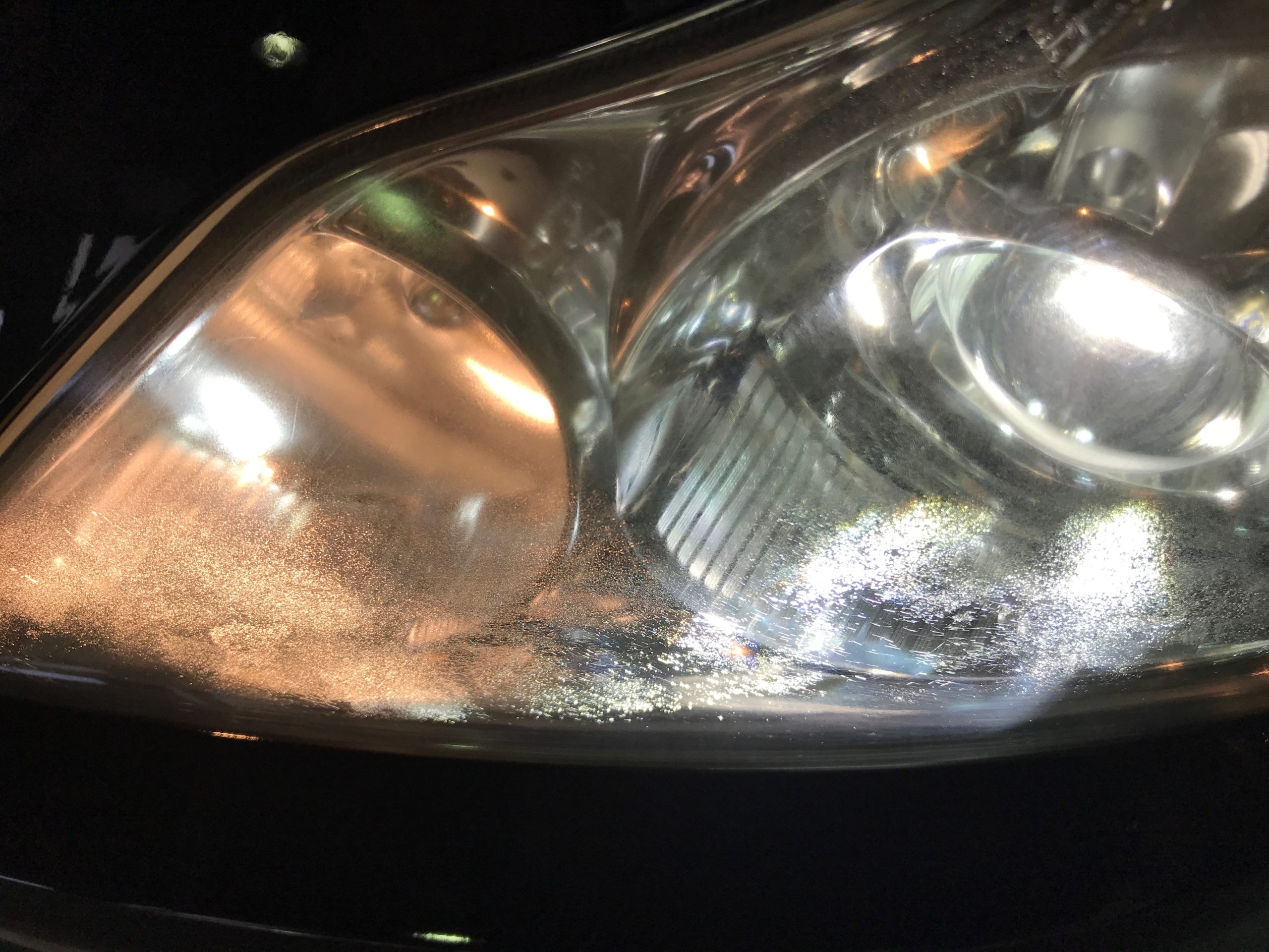 日産スカイラインのヘッドライト黄ばみ取り：施工前６
