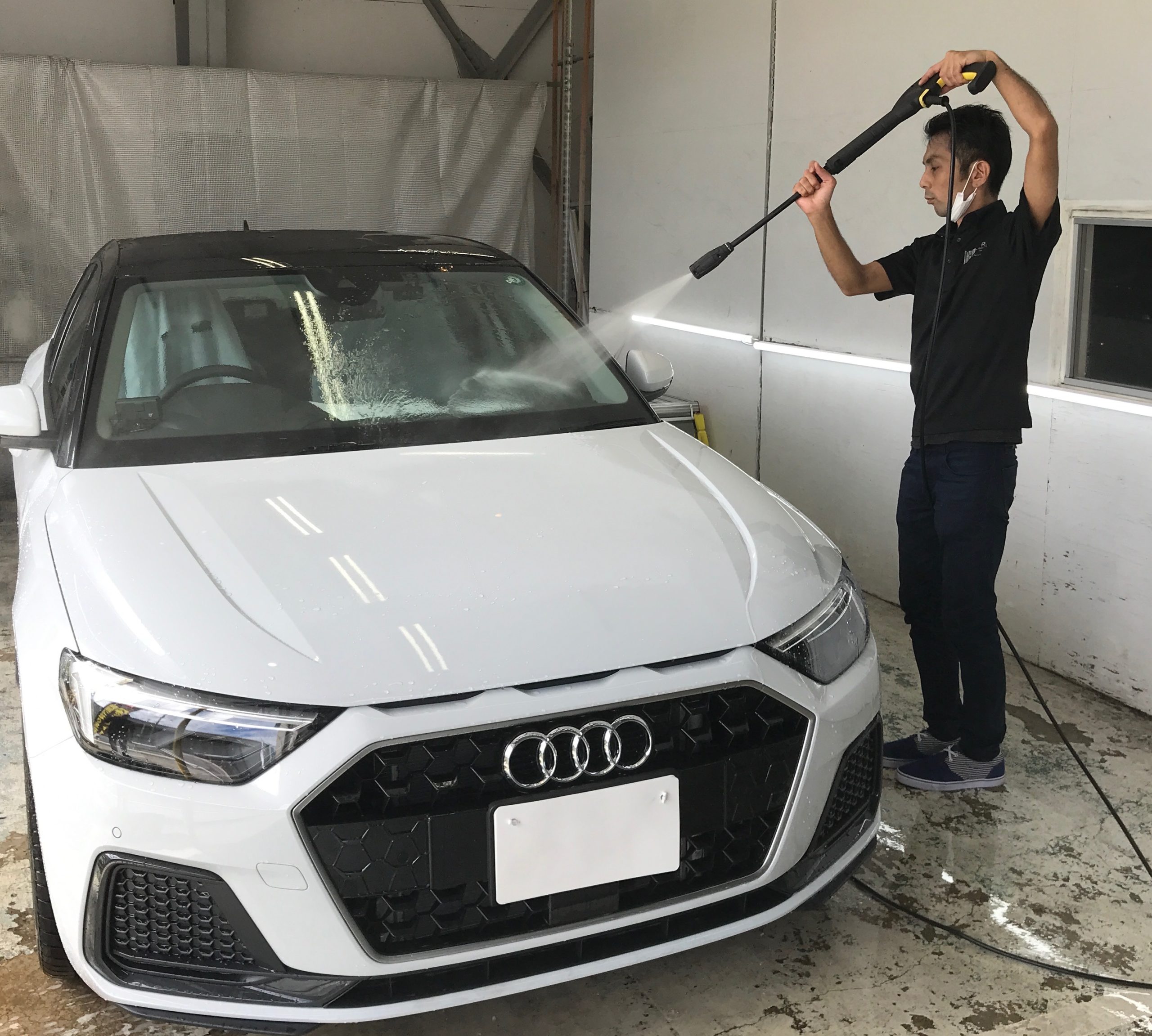 アウディA1の下地処理：洗車で汚れを取り除く