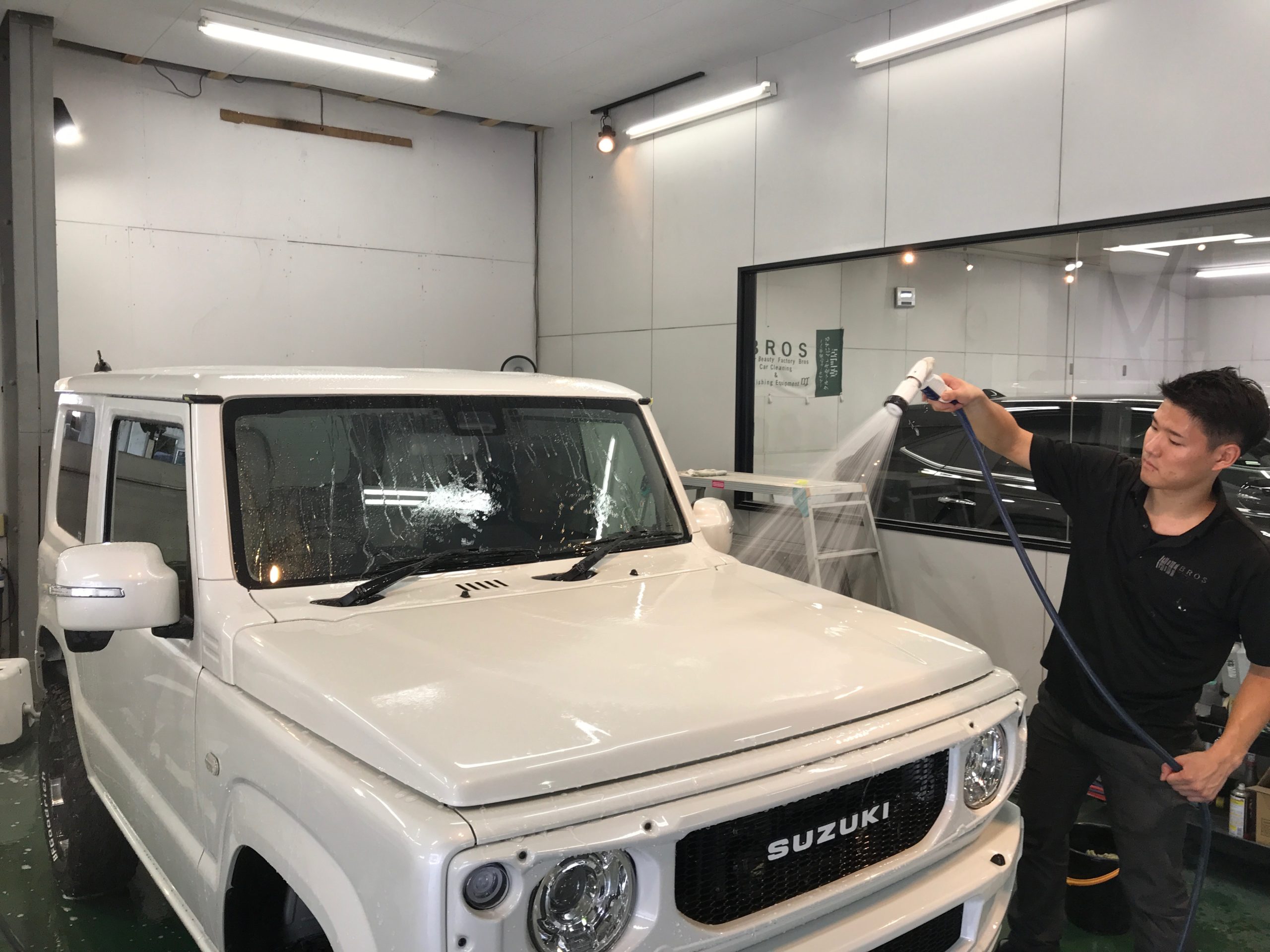 スズキ・ジムニーの下地処理：洗車で汚れを取り除く