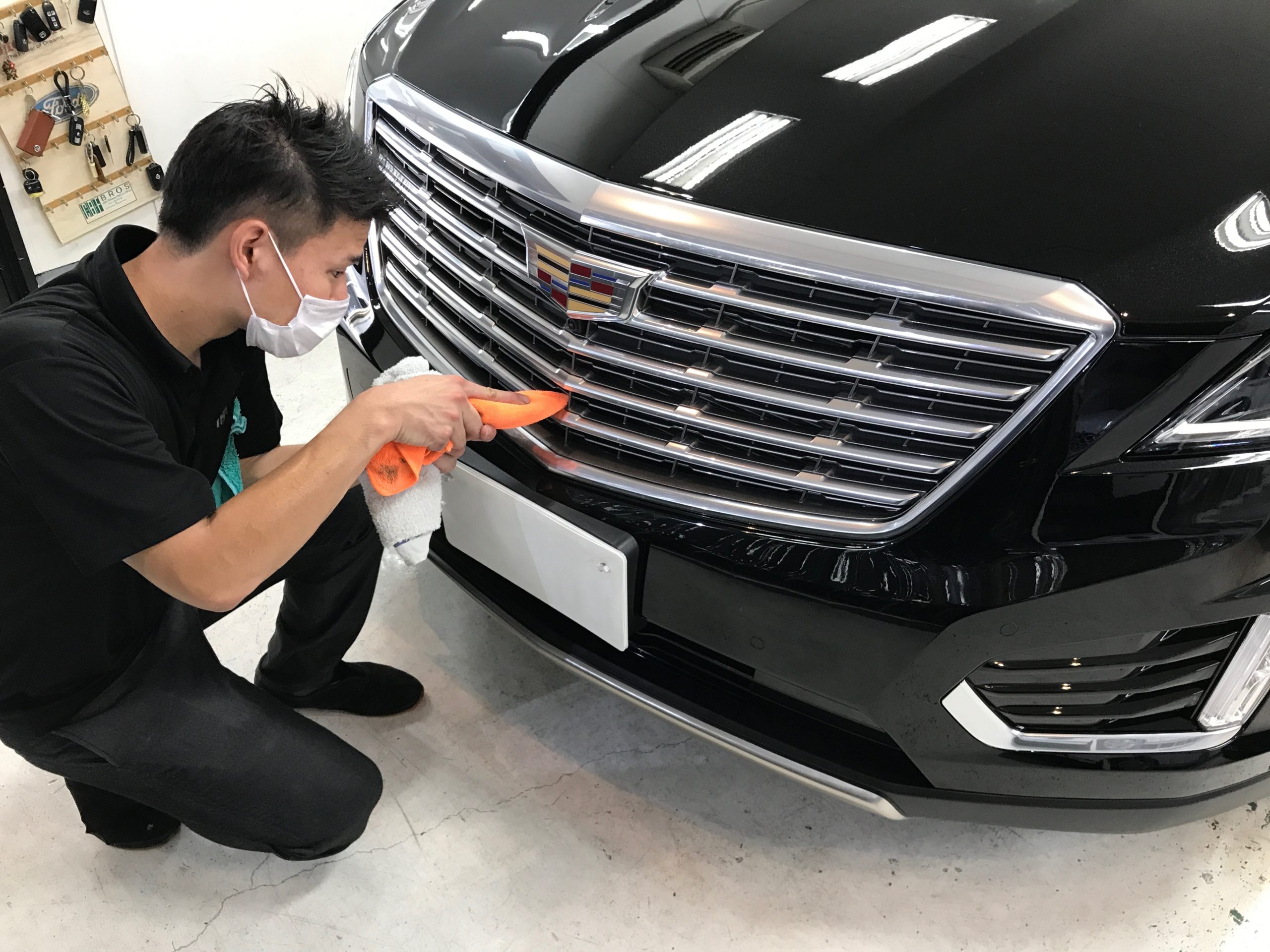 XT5の仕上げ作業：グリル部分の汚れを拭き取る
