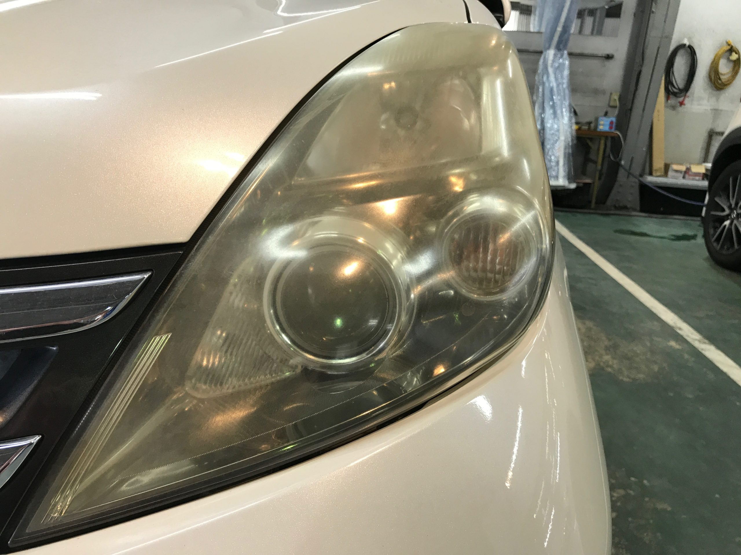 トヨタ・アイシス：ヘッドライトリファイン施工前写真２