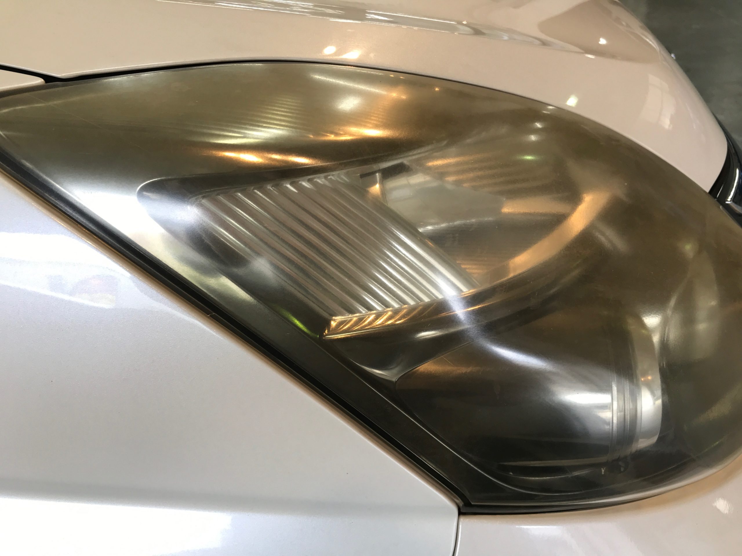 トヨタ・アイシス：ヘッドライトリファイン施工前写真５
