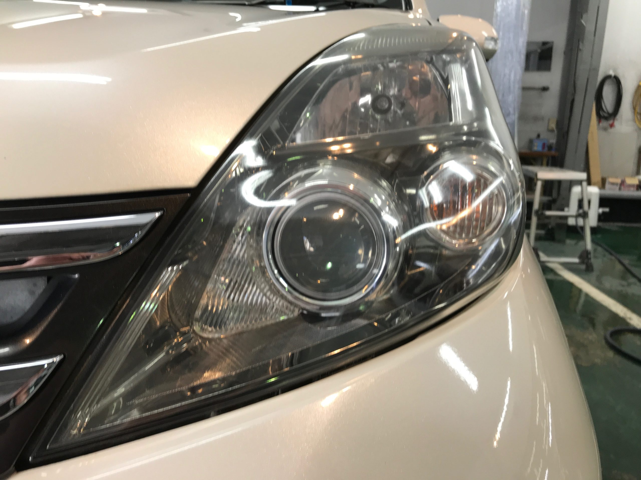 トヨタ・アイシス：ヘッドライトリファイン施工後写真２