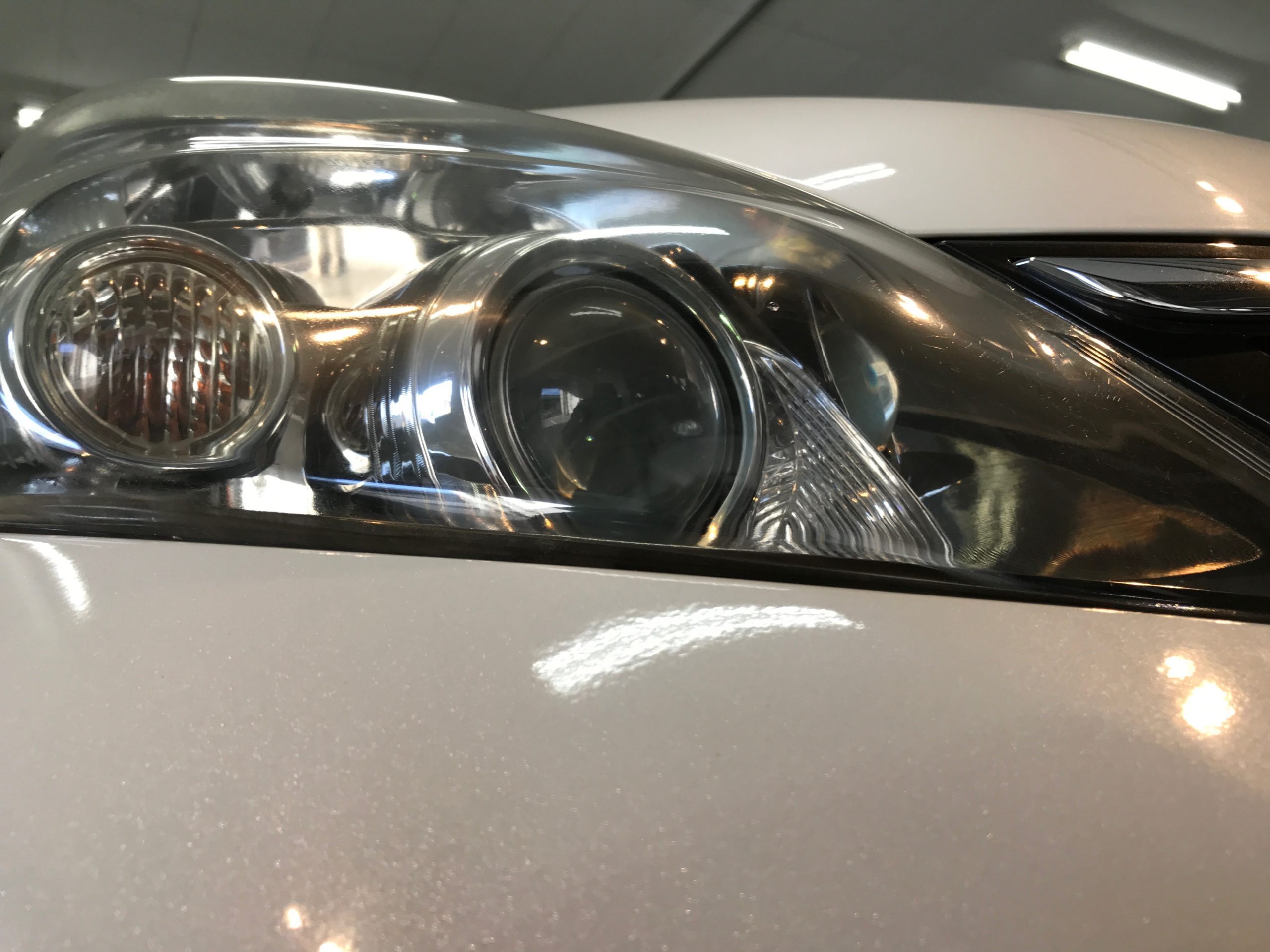 トヨタ・アイシス：ヘッドライトリファイン施工後写真４