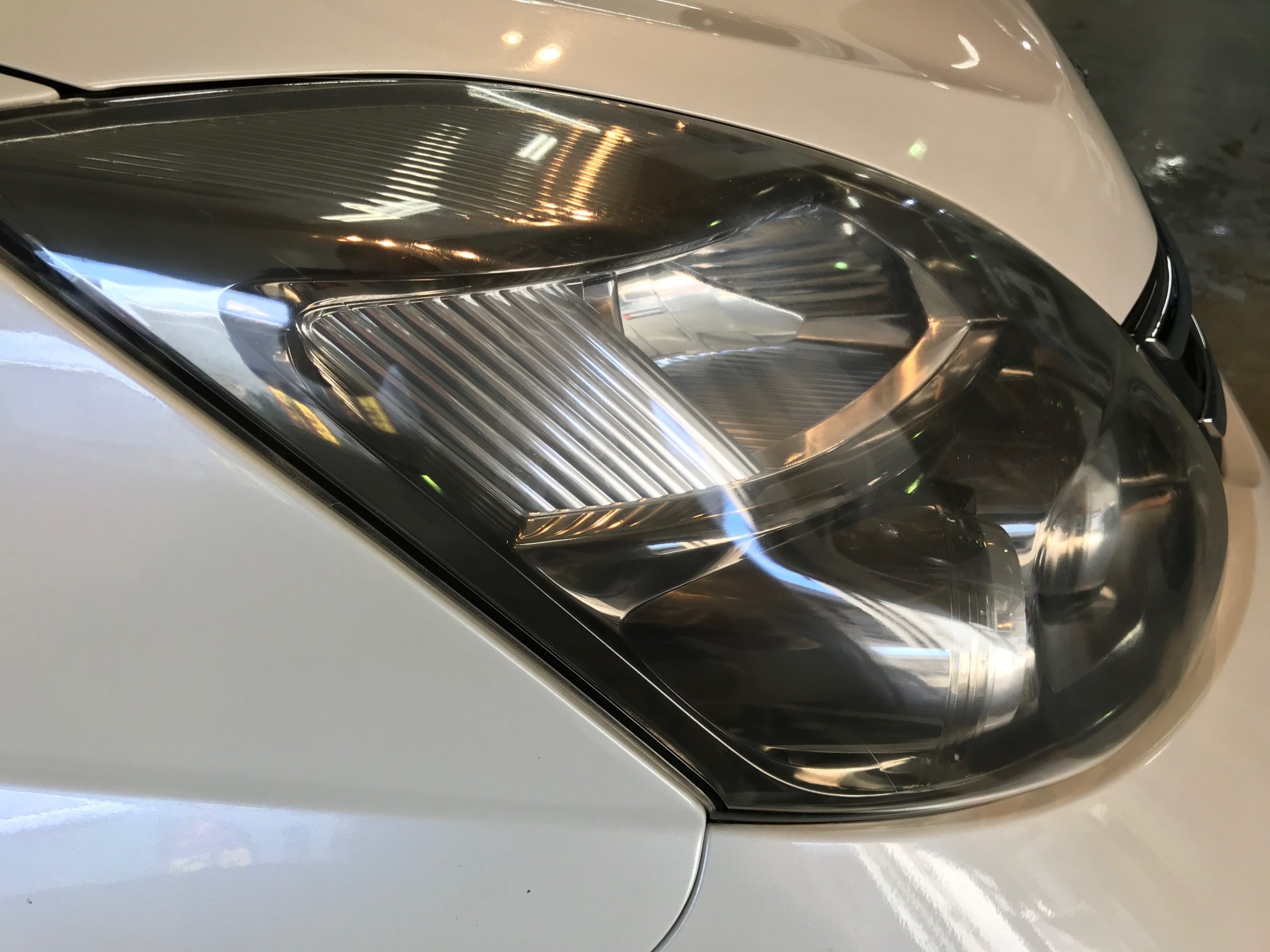トヨタ・アイシス：ヘッドライトリファイン施工後写真５