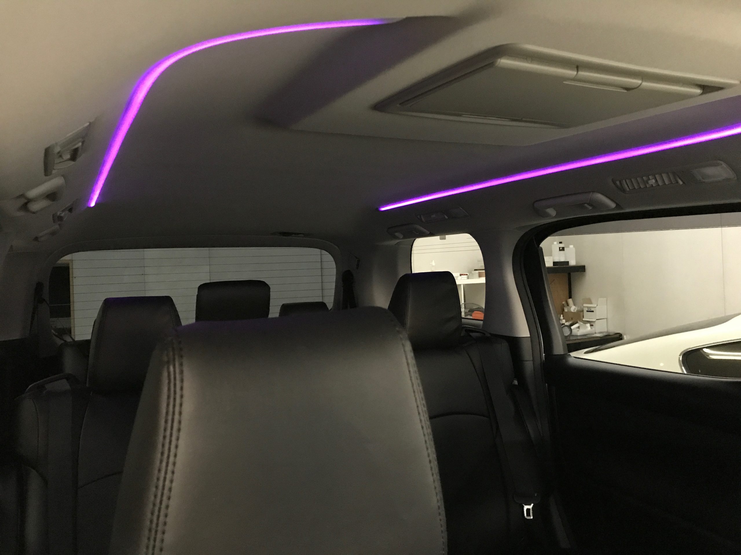 トヨタ・ヴェルファイア：カーフィルム施工後の車内からの外の見え方の写真