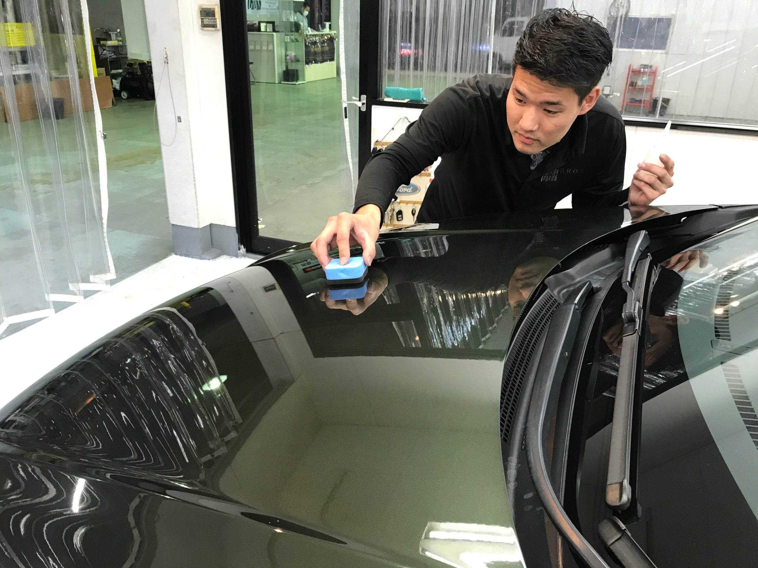 ホンダ・ヴェゼルの仕上げ作業：コーティング剤を塗布していく