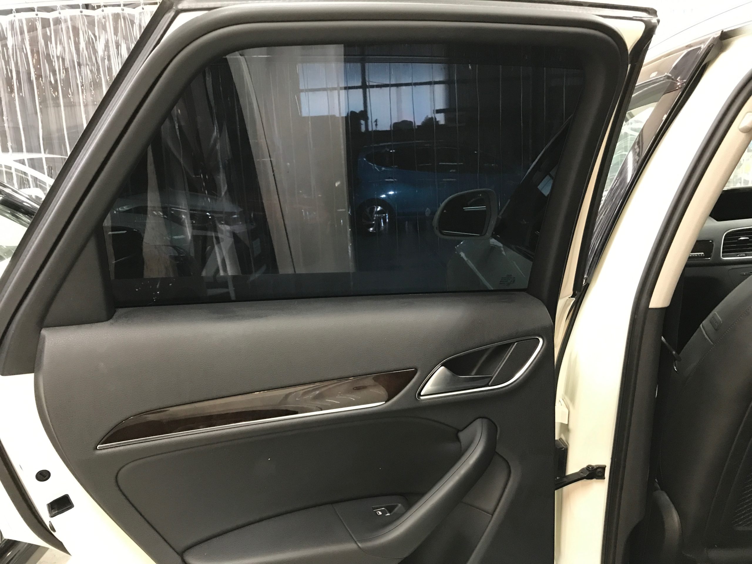 アウディ Q3にカーフィルムを施工 大阪府大阪市のお客様 シルフィード 大阪のガラスコーティング ブロス アウディ Q3にカーフィルムを施工 大阪府大阪市のお客様 シルフィード 大阪のガラスコーティング ブロス