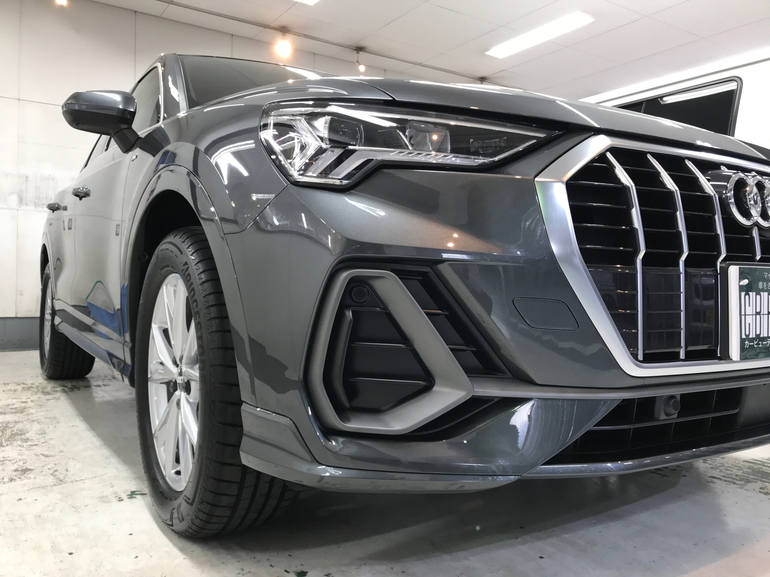アウディ・Q3：ガラスコーティングclass Mの施工完成写真：右バンパー写真
