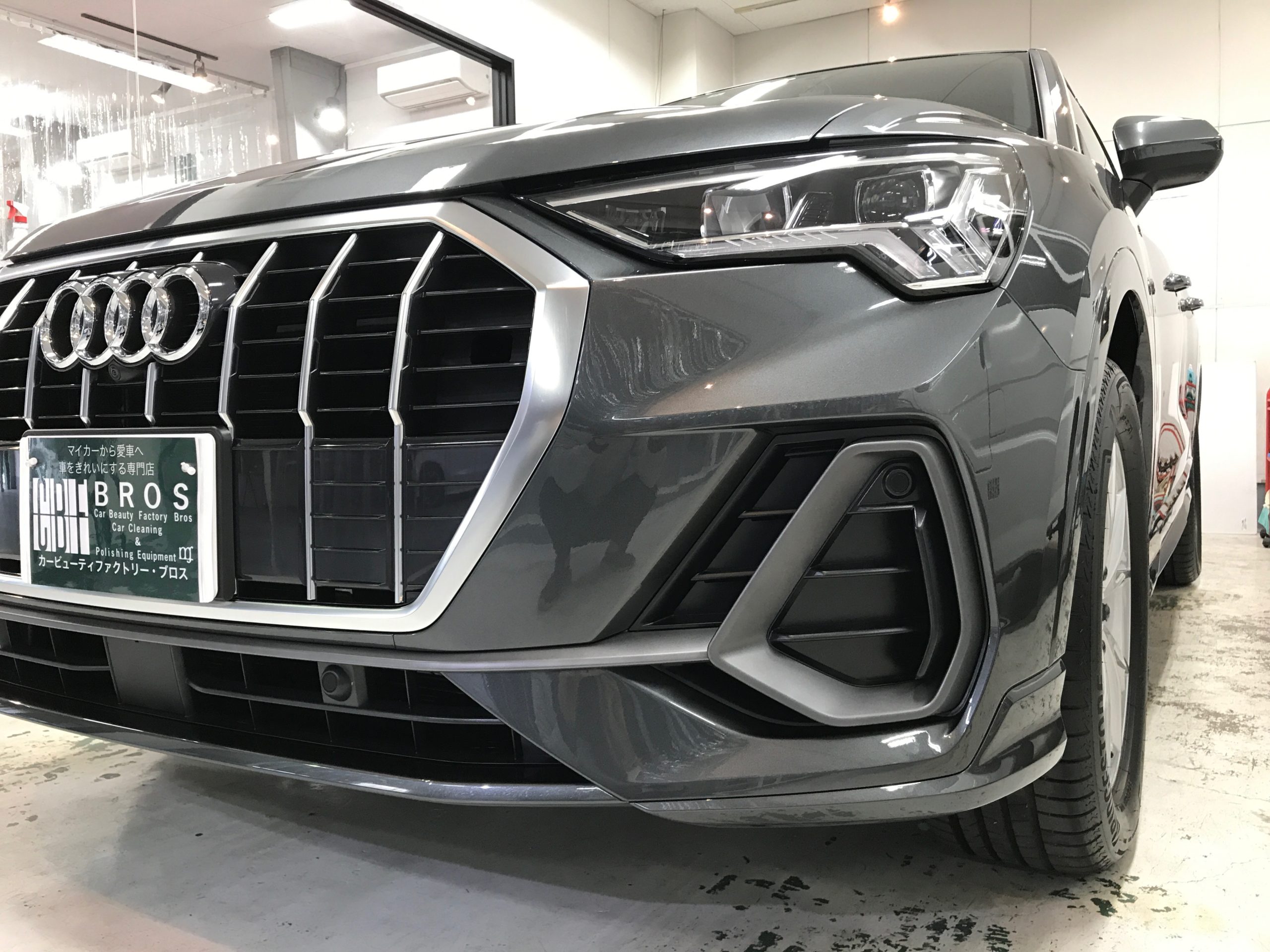 アウディ・Q3：ガラスコーティングclass Mの施工完成写真：左バンパー