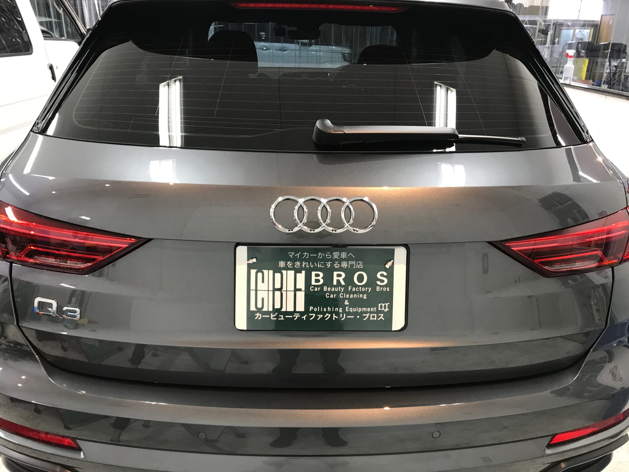 アウディ・Q3：ガラスコーティングclass Mの施工完成写真：リアドア部分