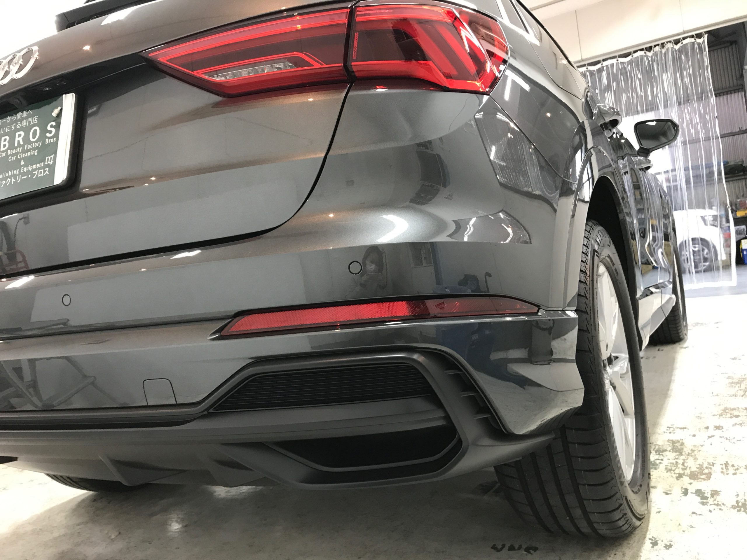 アウディ・Q3：ガラスコーティングclass Mの施工完成写真：右バンパー