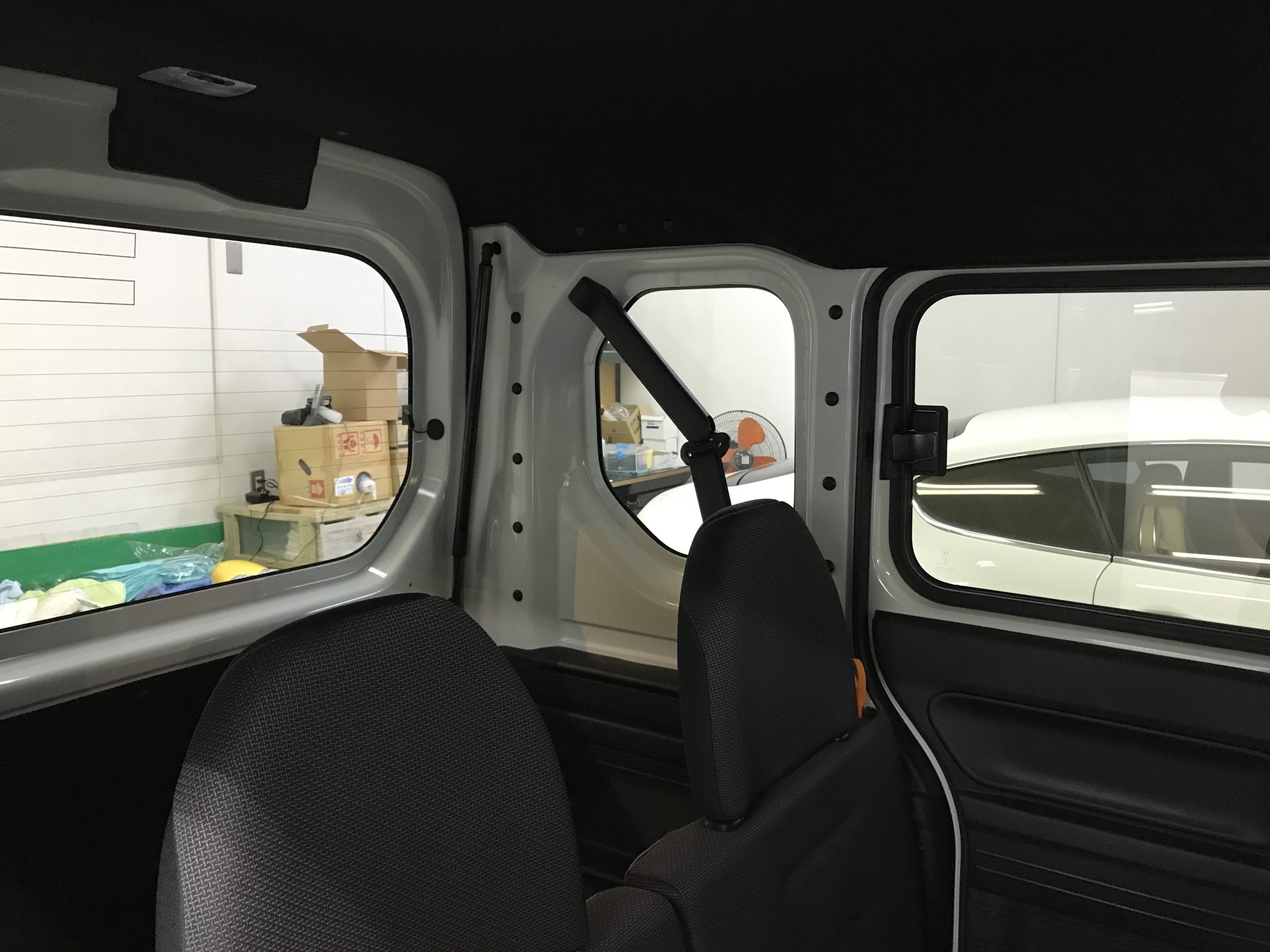 ホンダ・N-VAN：カーフィルム施工前写真：車内からの外の見え方