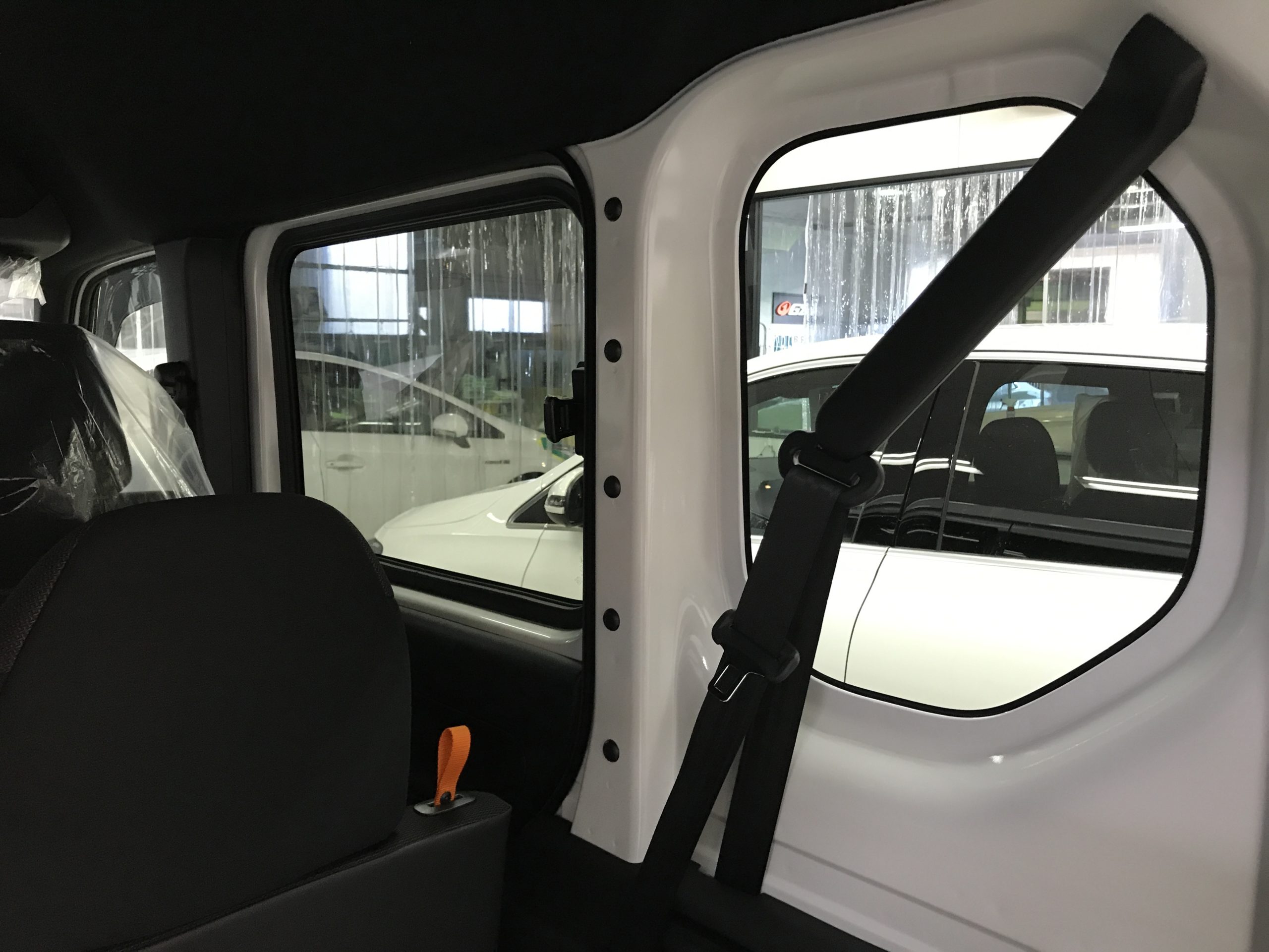 ホンダ・N-VAN：カーフィルム施工前写真：クォーターガラス部分の車内からの見え方
