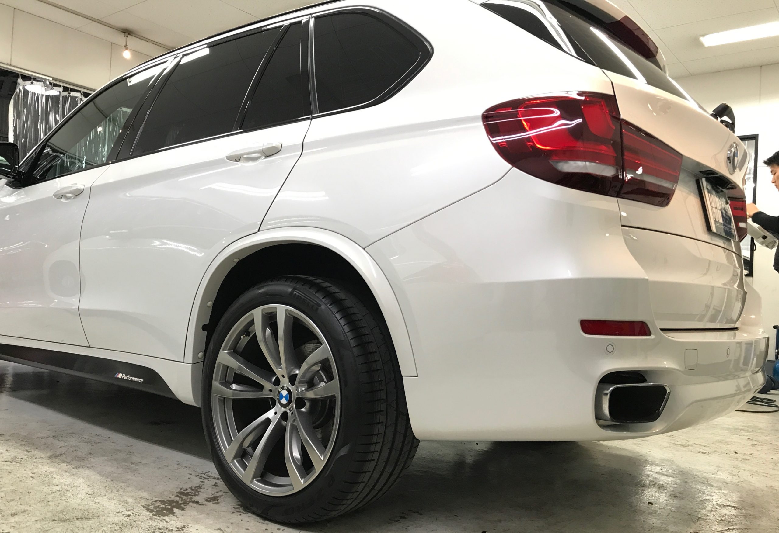 BMW・X5：MIYUKI施行写真：左リアバンパー部分