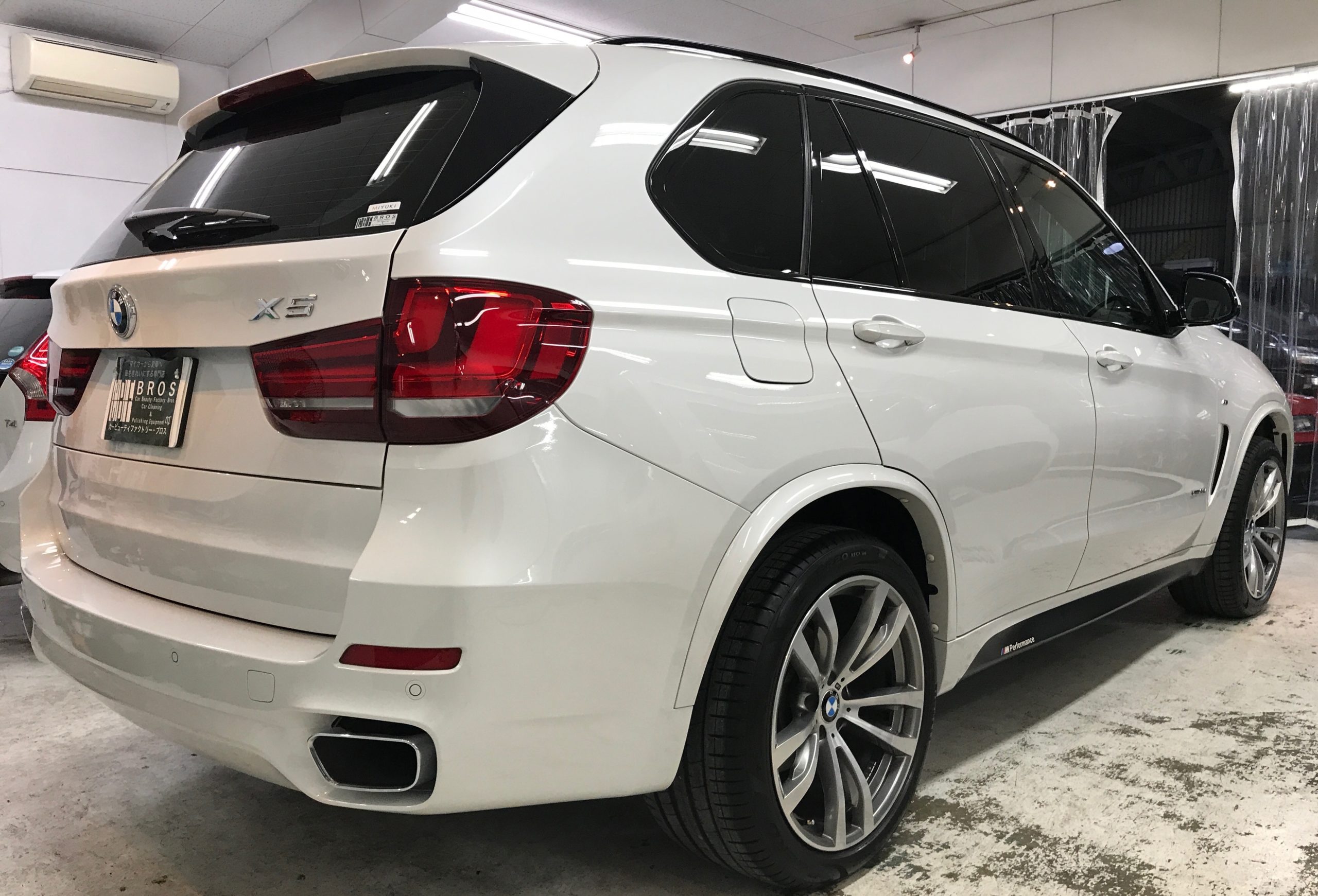 BMW・X5：MIYUKI施行写真：右リアバンパー部分