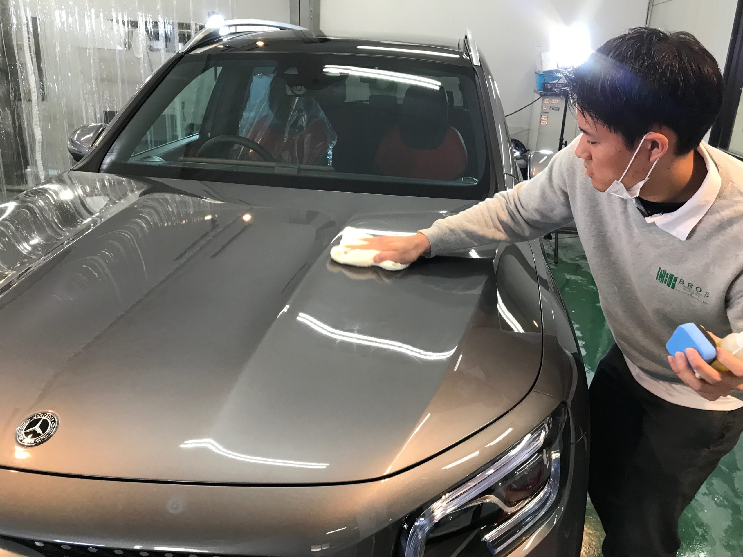 メルセデスベンツ・GLBのコーティング作業：溶剤を塗布してレベリングを行う様子