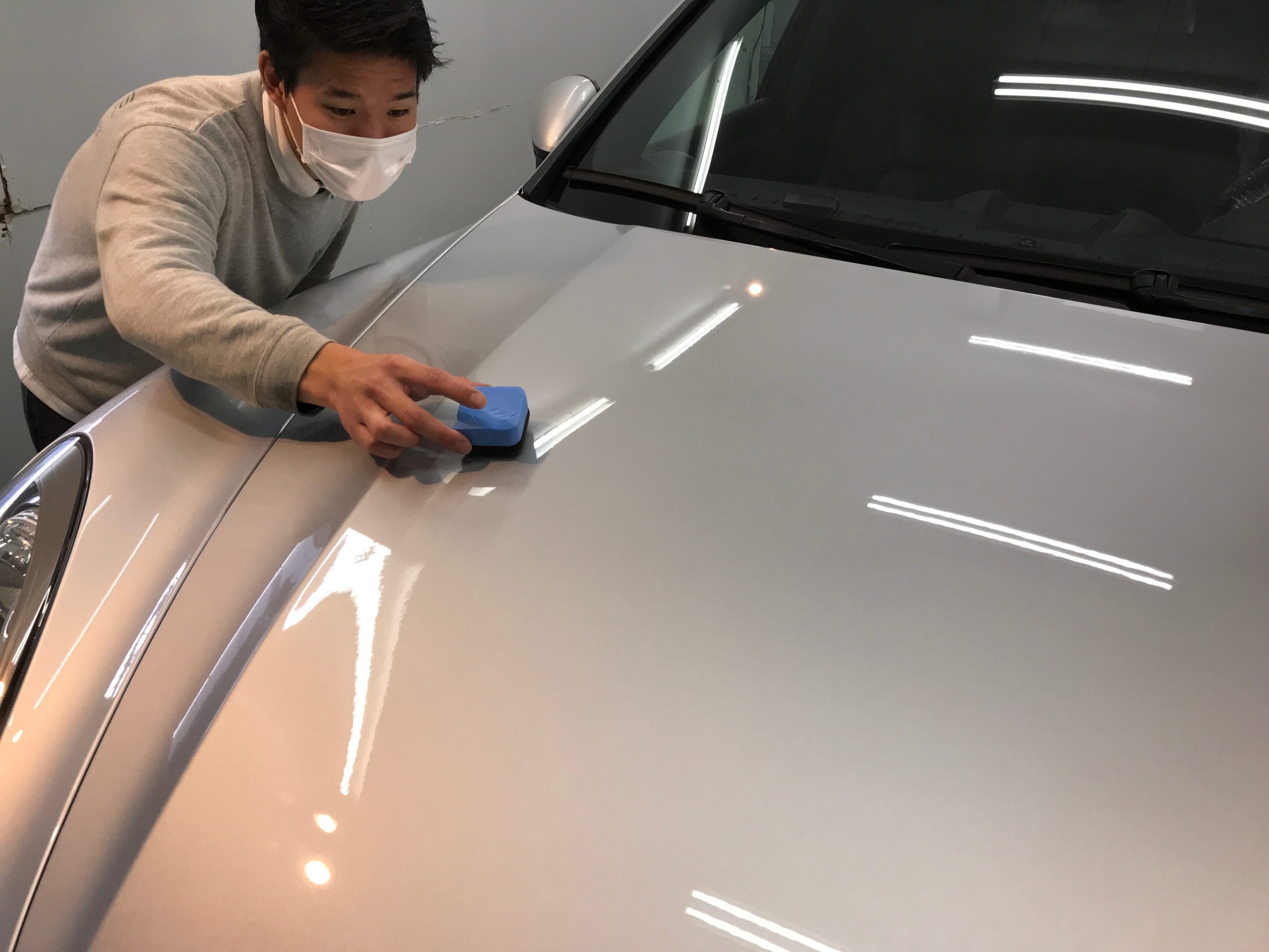 ポルシェ・カイエンの仕上げ作業：パネル分けしてコーティングを塗布している様子