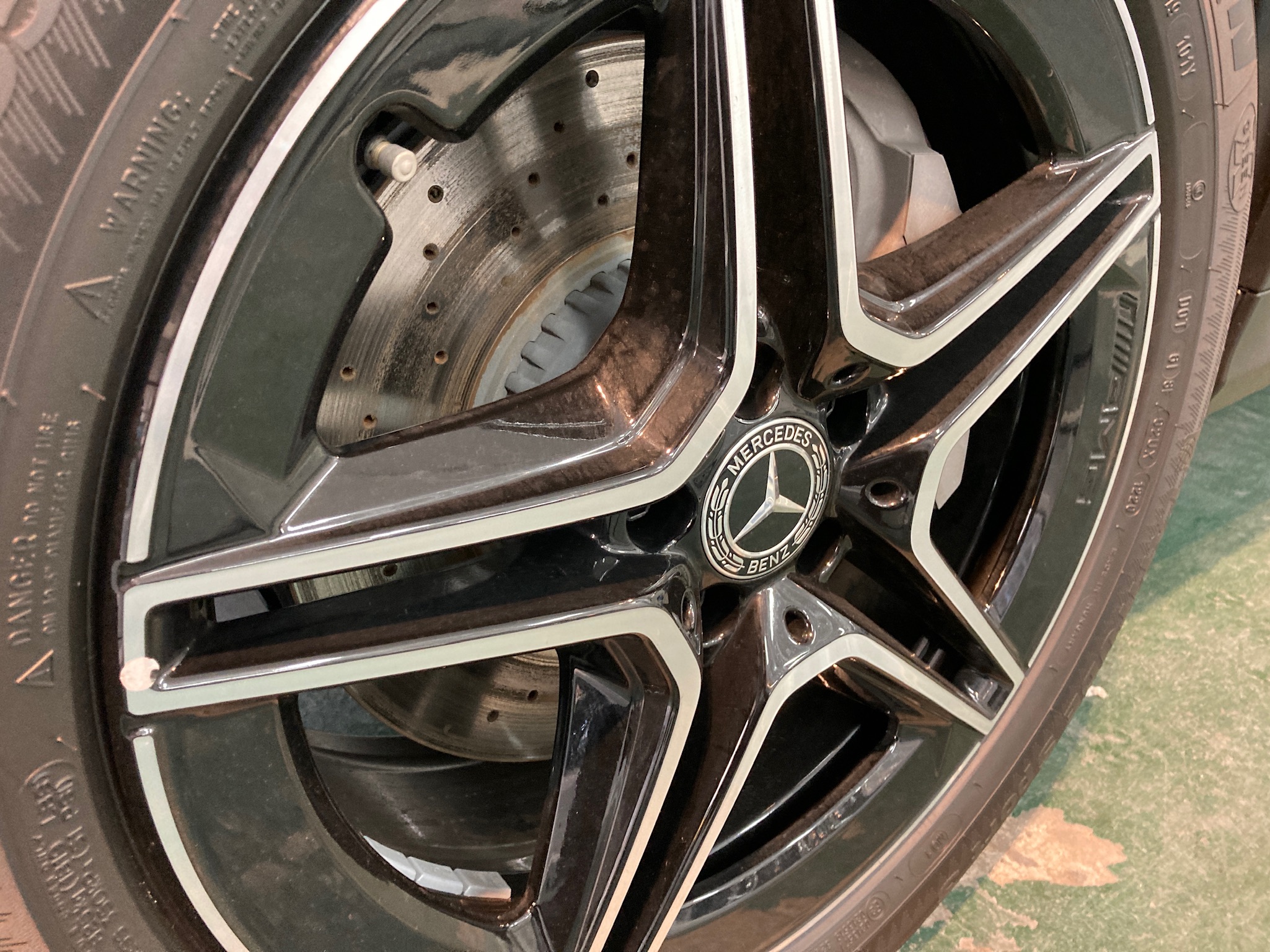 メルセデスベンツ・GLCクラスの入庫時の状態をチェックしていく：ホイール部分