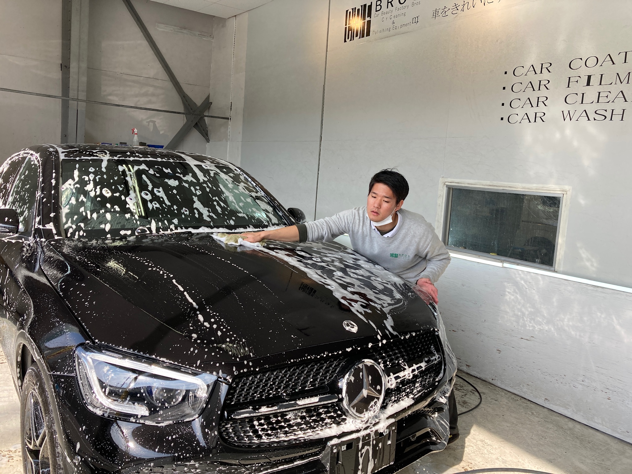メルセデスベンツ・GLCクラスの下地処理：洗車で汚れを取り除いている様子