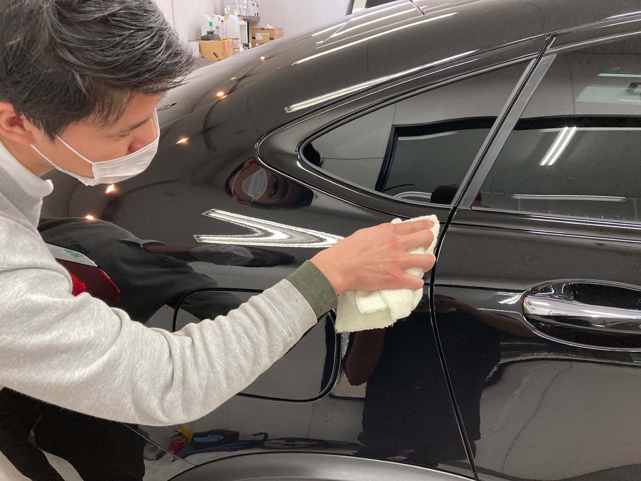 メルセデスベンツ・GLCクラスの仕上げ作業：細かい部分をキレイにしている様子