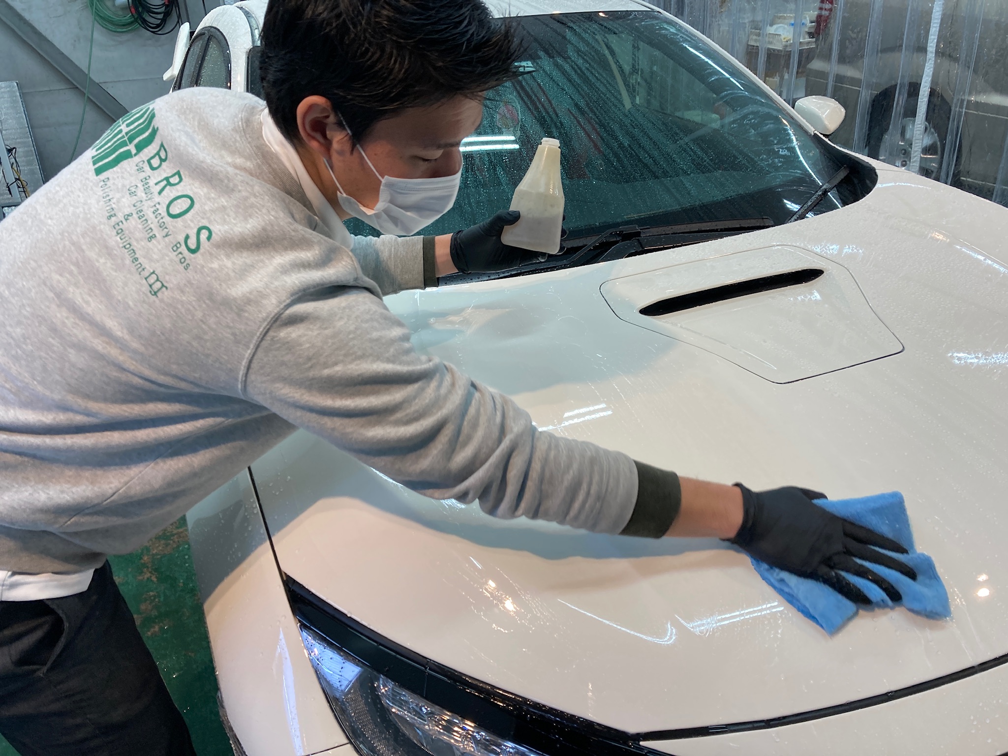 ホンダ・シビックの下地処理：鉄粉の除去をしている様子