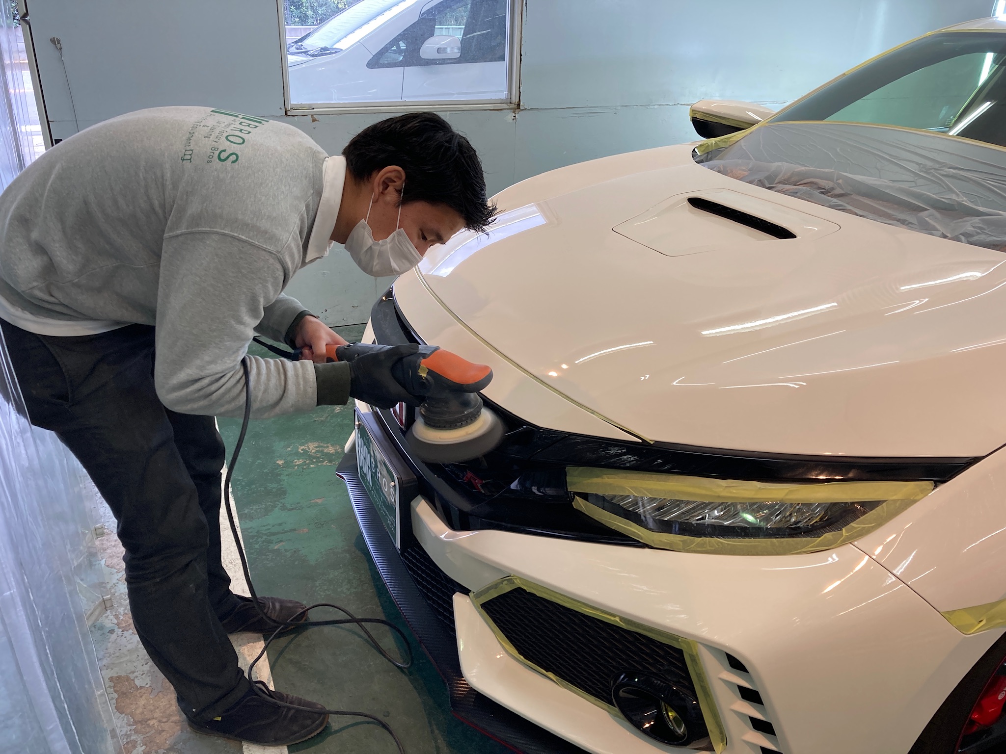 ホンダ・シビックの下地処理：仕上げ磨きをしている様子
