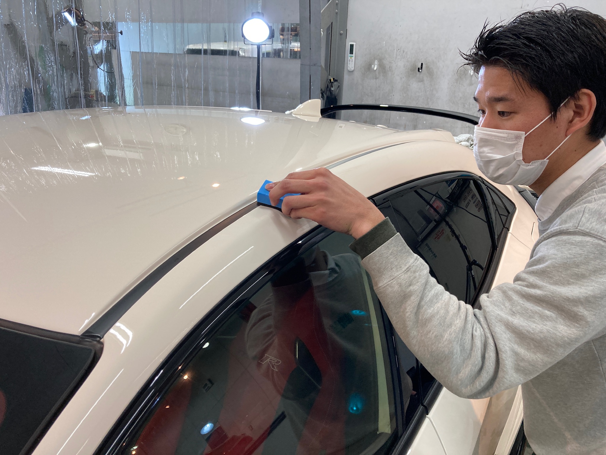 ホンダ・シビックの仕上げ作業：レベリングしている様子