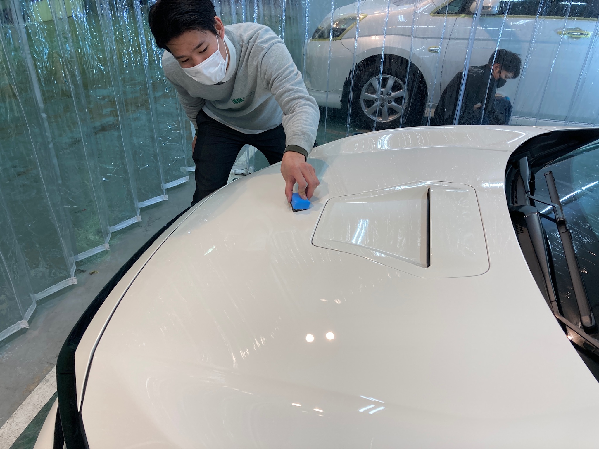 ホンダ・シビックの仕上げ作業：コーティング溶剤を塗布している様子