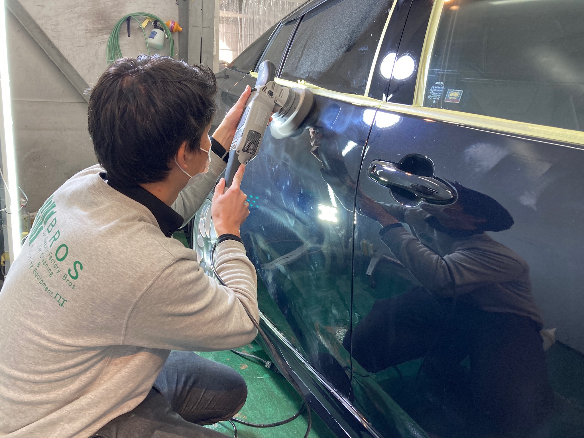 トヨタ・プリウスの下地処理を開始するイメージ