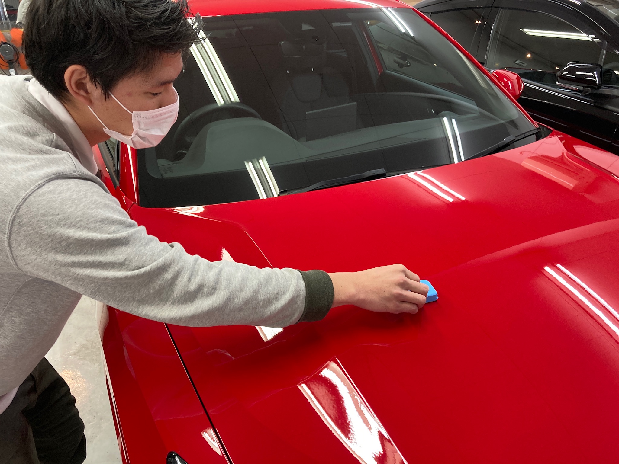 アウディ・Q2の仕上げ作業：パネル分けしながらコーティング材を塗布している様子