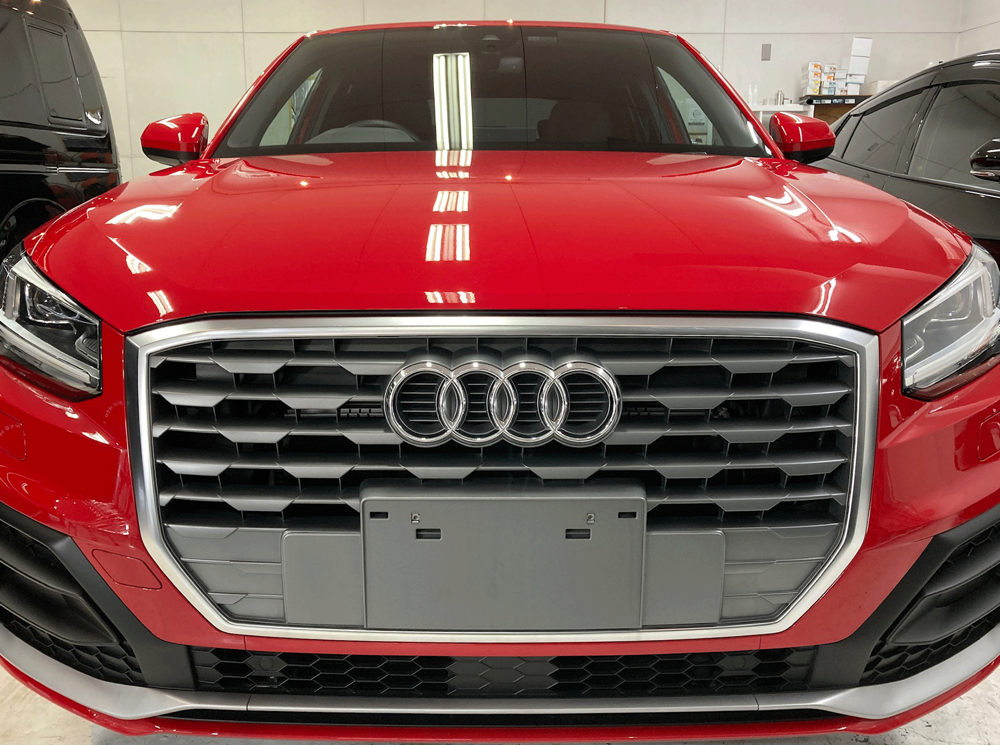 アウディ・Q２へガラスコーティングclass Mを施工するイメージ
