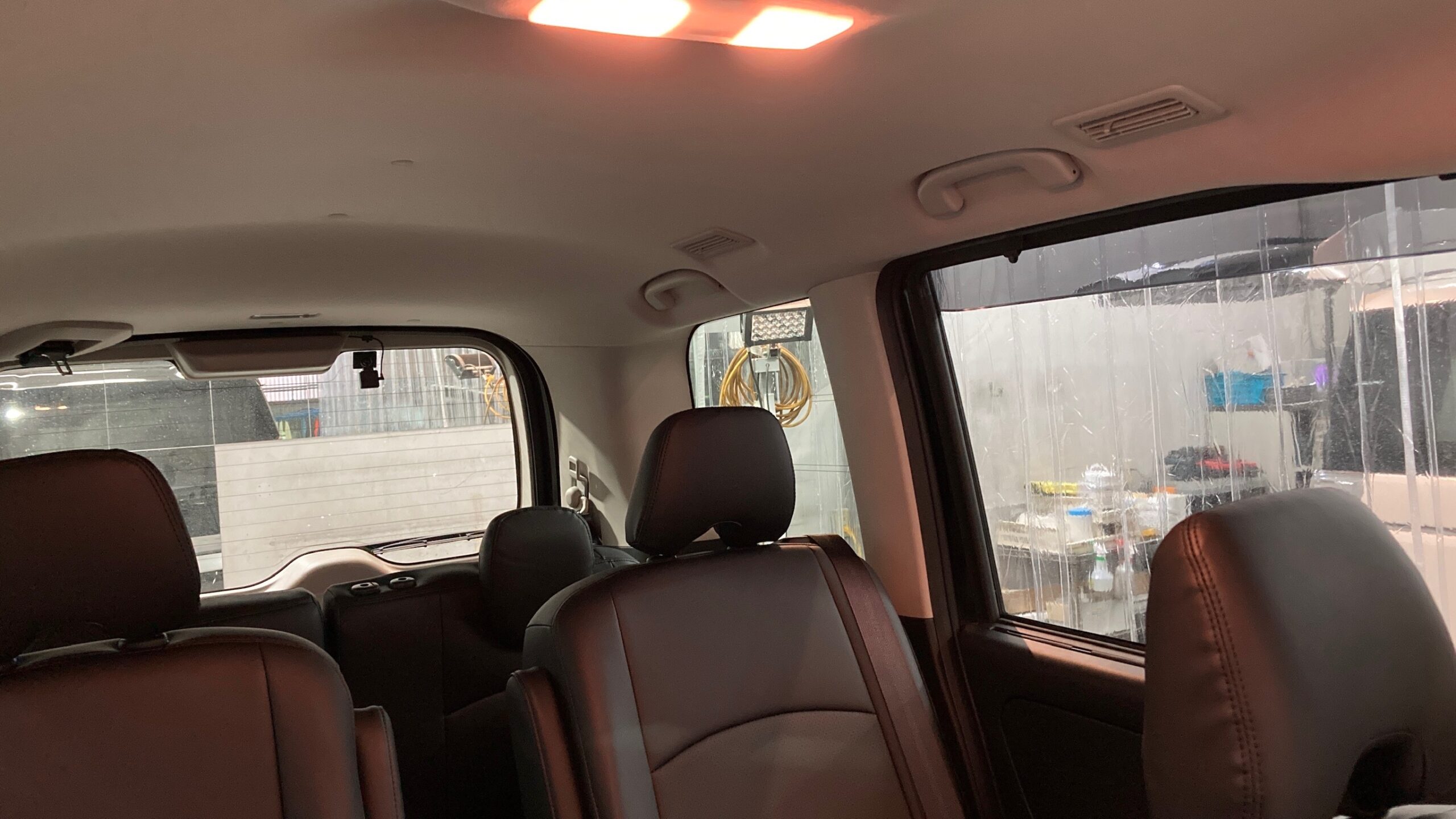 日産・セレナ：カーフィルム施工前：車内の明るさ