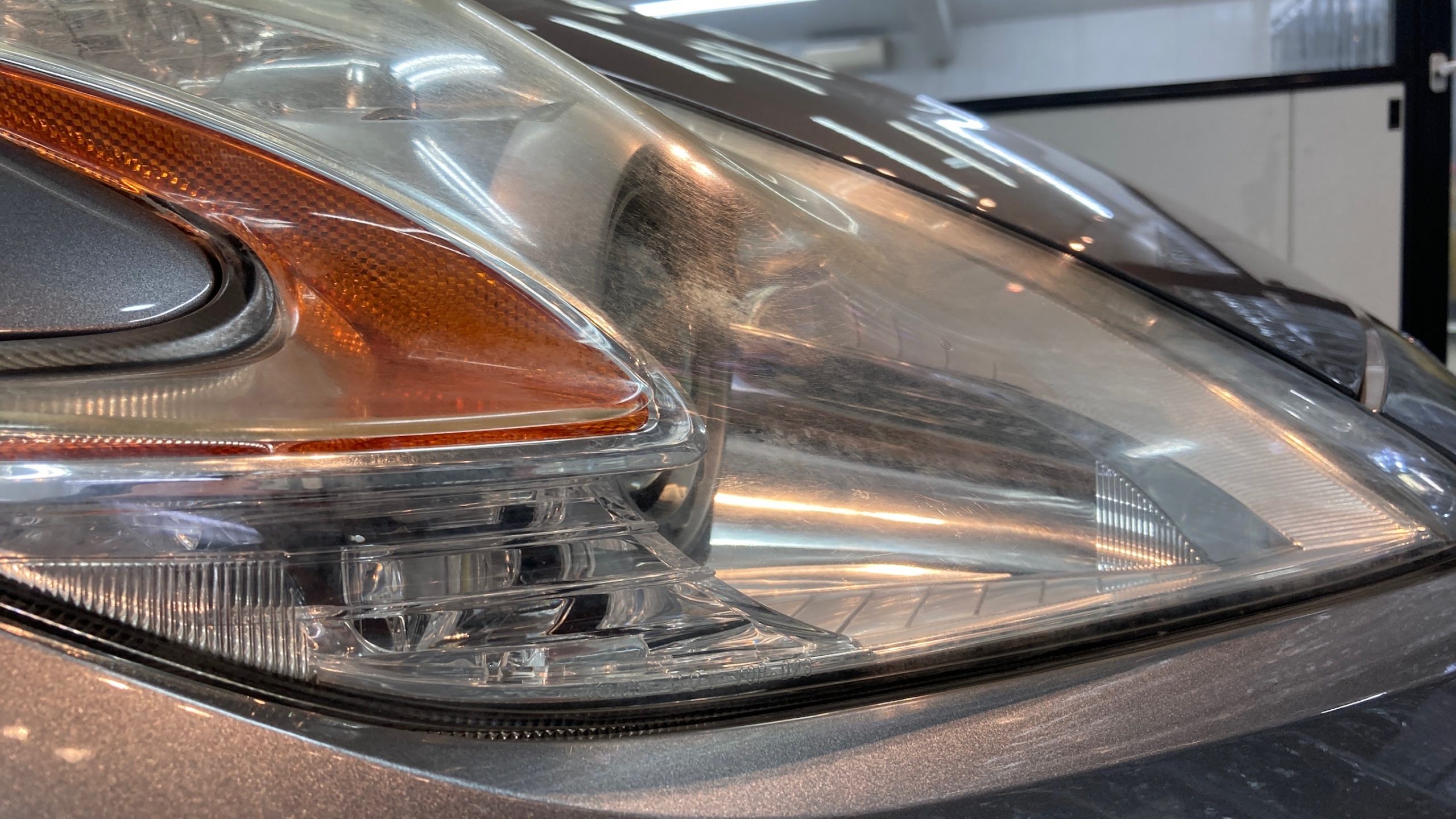 日産フェアレディZ：ヘッドライトリファイン施工前：ヘッドライト横からの写真