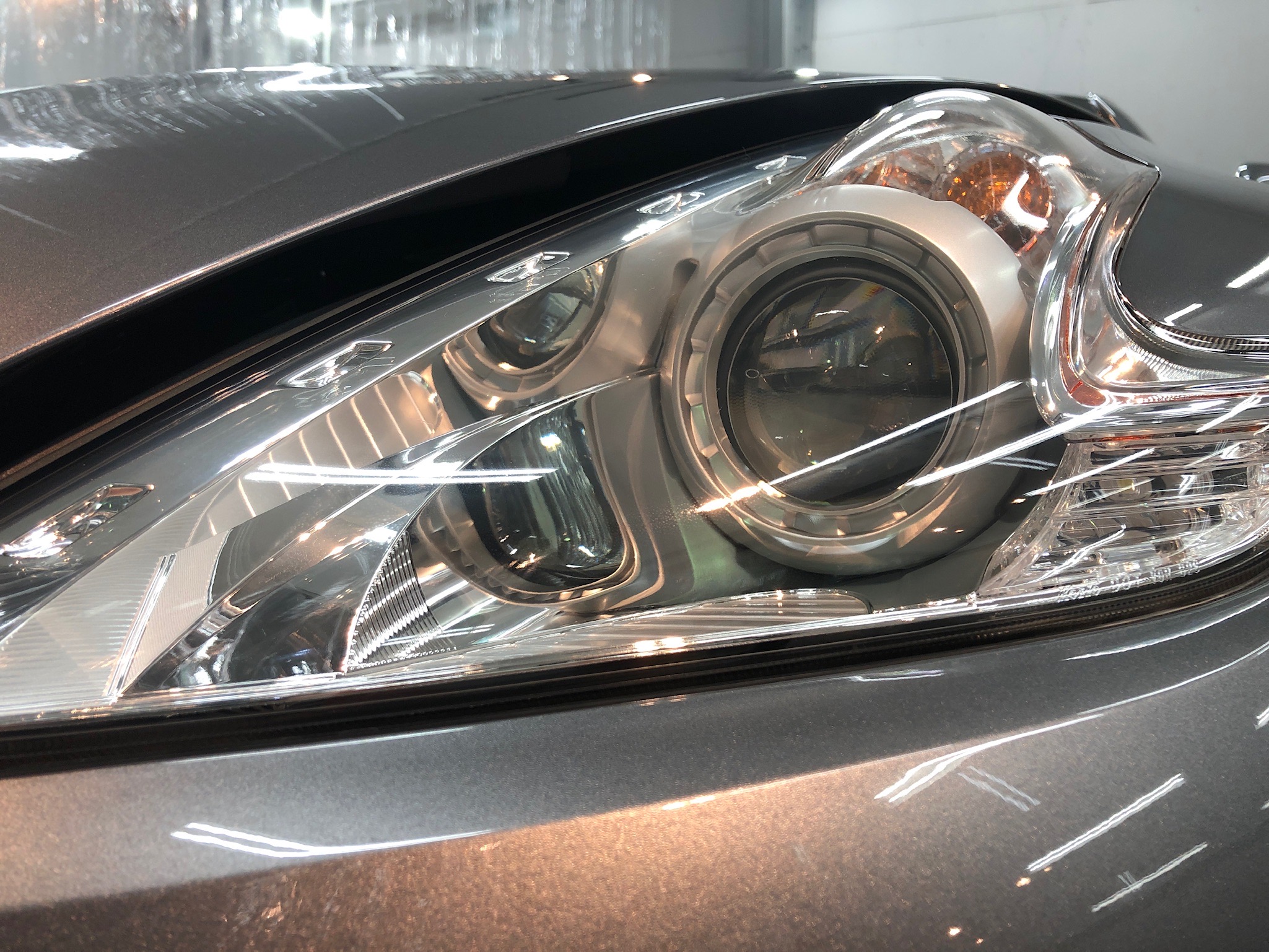 日産フェアレディZ：ヘッドライトリファイン施工後：下からの写真