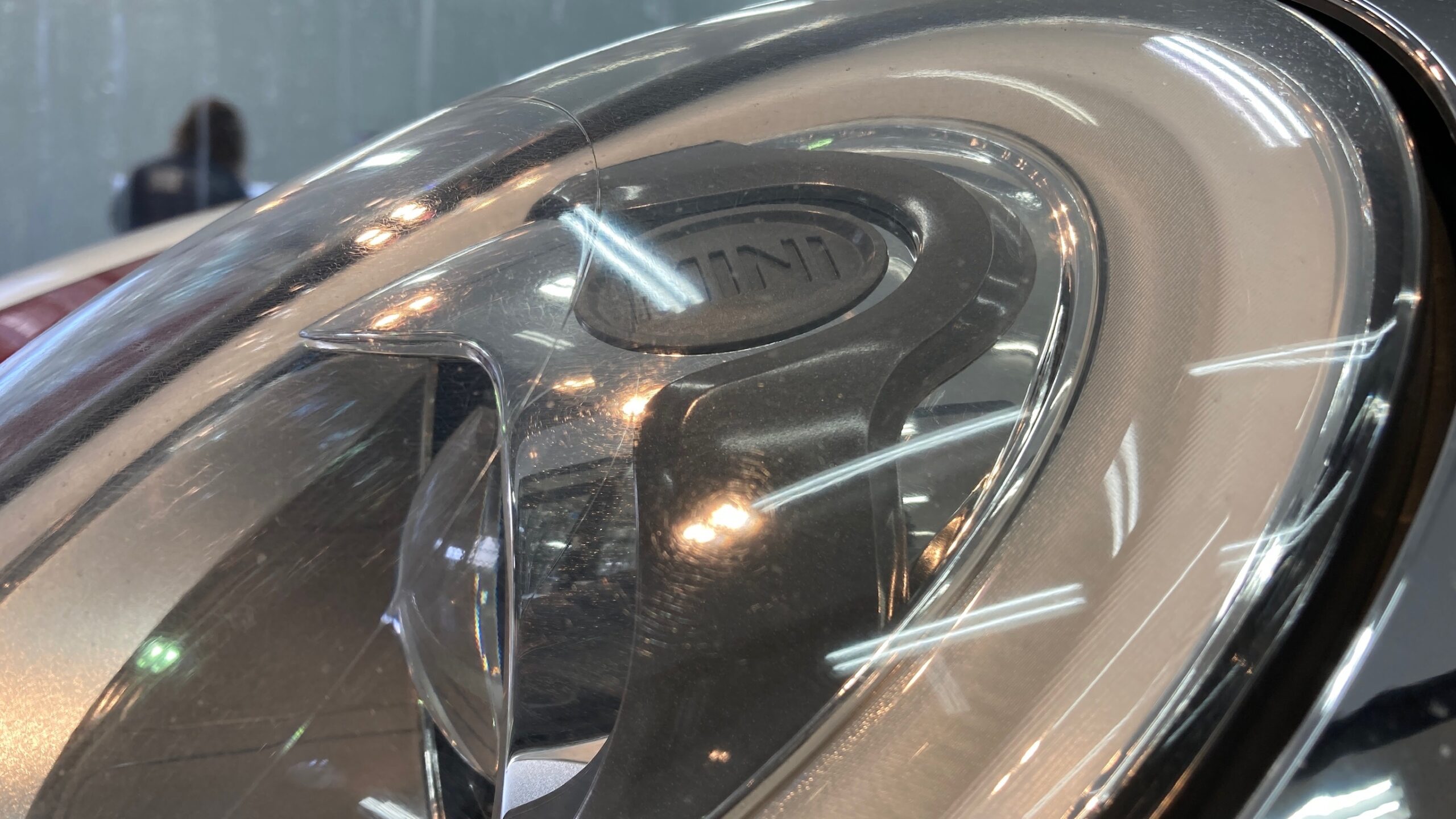MINI・３ドアクーパS：ヘッドライトリファイン施工前：左側ヘッドライト上部のきず写真
