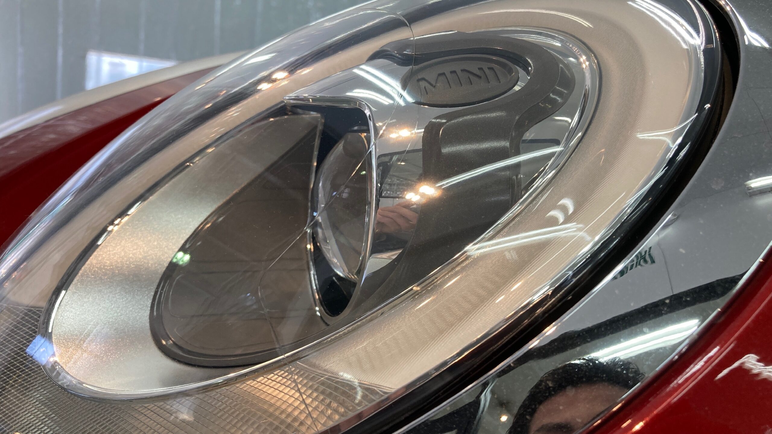 MINI・３ドアクーパS：ヘッドライトリファイン施工後：左側ヘッドライト横からの写真